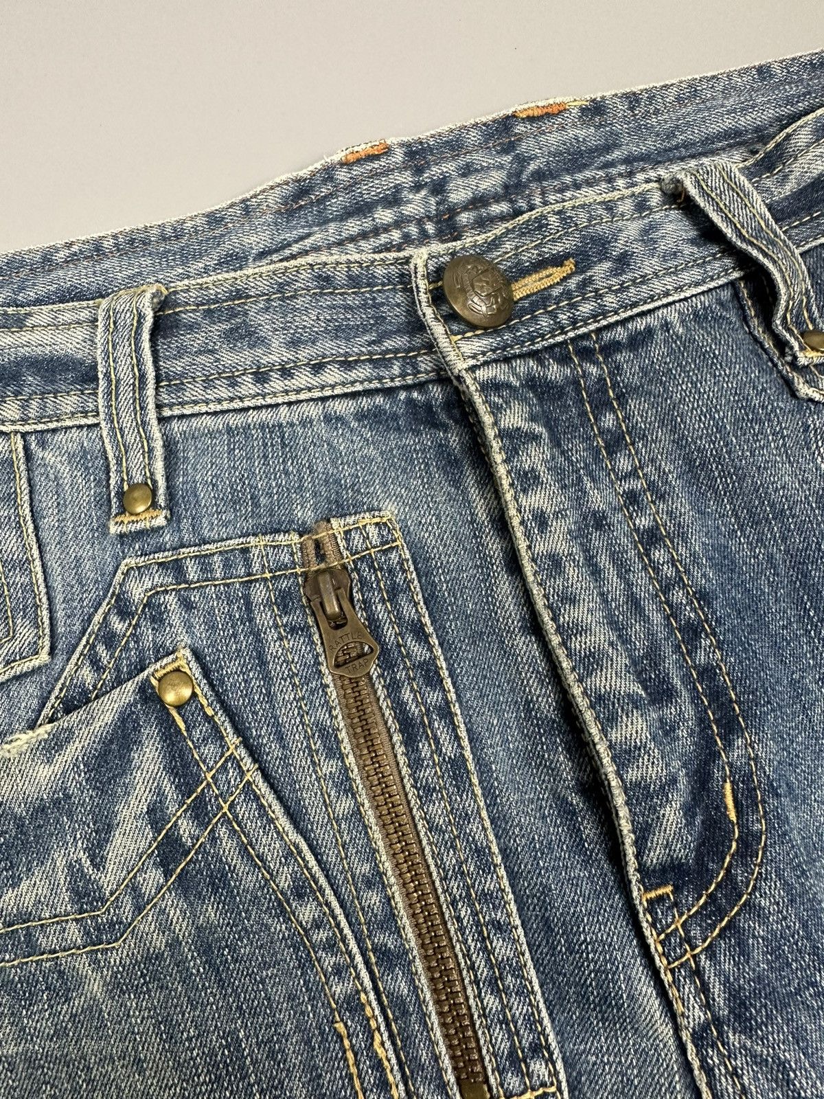 Japanese Brand Distressed Rattle Trap Twist Leg Multipocket Flared Denim Size US 32 / EU 48 - 8 Thumbnail