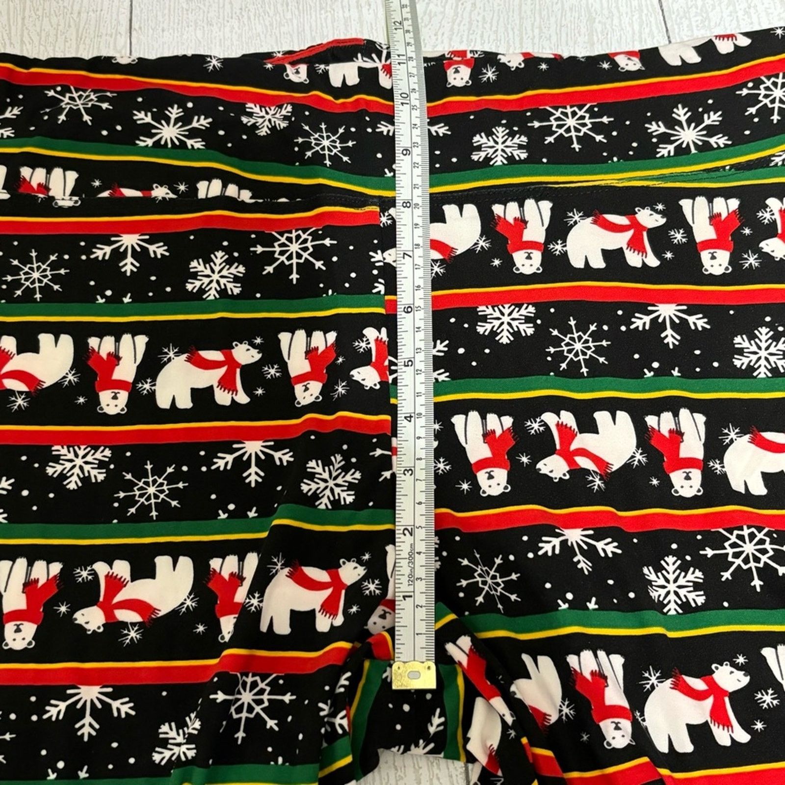 Other Fashion Nova Black Snowflake and Polar Bear Leggings Size 2X Size 27" / US 4 / IT 40 - 5 Thumbnail