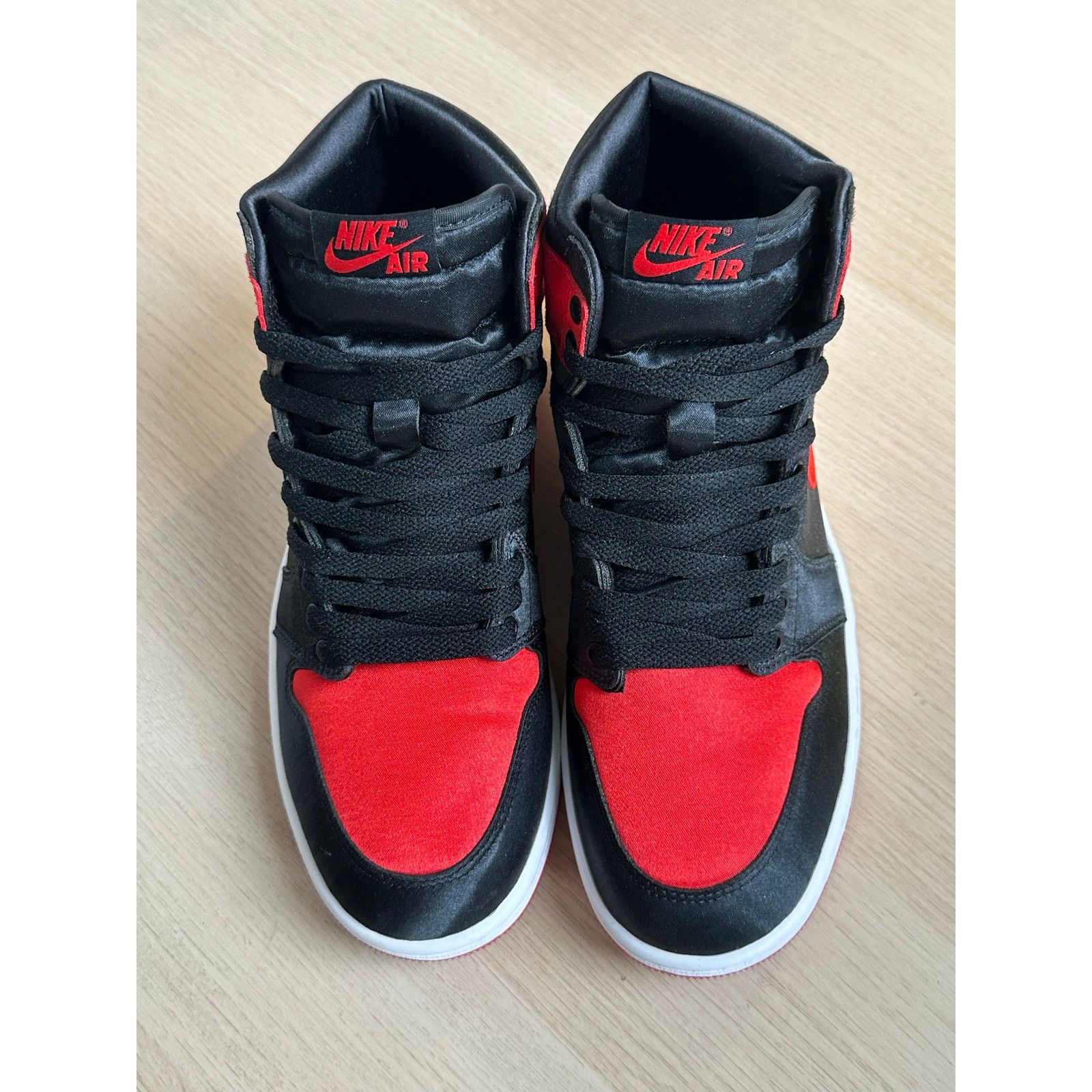 Jordan Brand Air Jordan 1 Satin Bred Sneaker - Size 9W - Mint Size US 9 / IT 39 - 2 Thumbnail