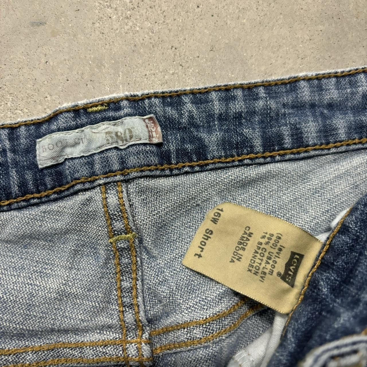 Levi's × Vintage Crazy Vintage Y2K/2000s Baggy Medium Wash Levi’s Denim Jeans! Size US 33 - 8 Thumbnail