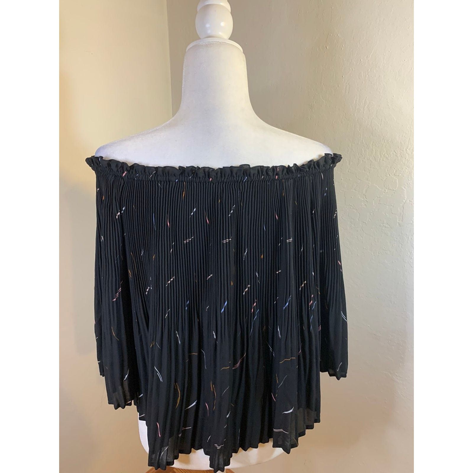 Apt. 9 Apt. 9 Women's Cold Shoulder Black Top size XS Size XS / US 0-2 / IT 36-38 - 8 Thumbnail