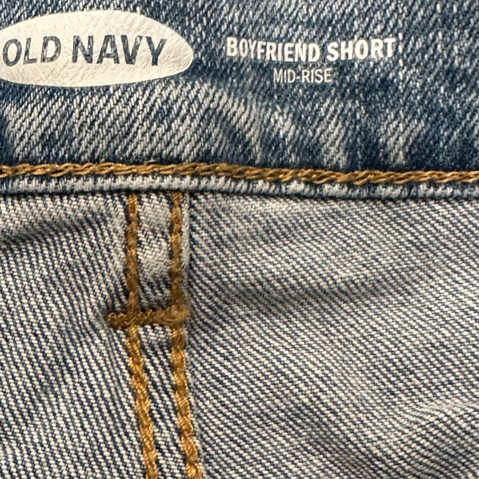 Old Navy Old Navy Women’s Size 6 Boyfriend Denim Shorts Light wash Size 28" / US 6 / IT 42 - 9 Thumbnail