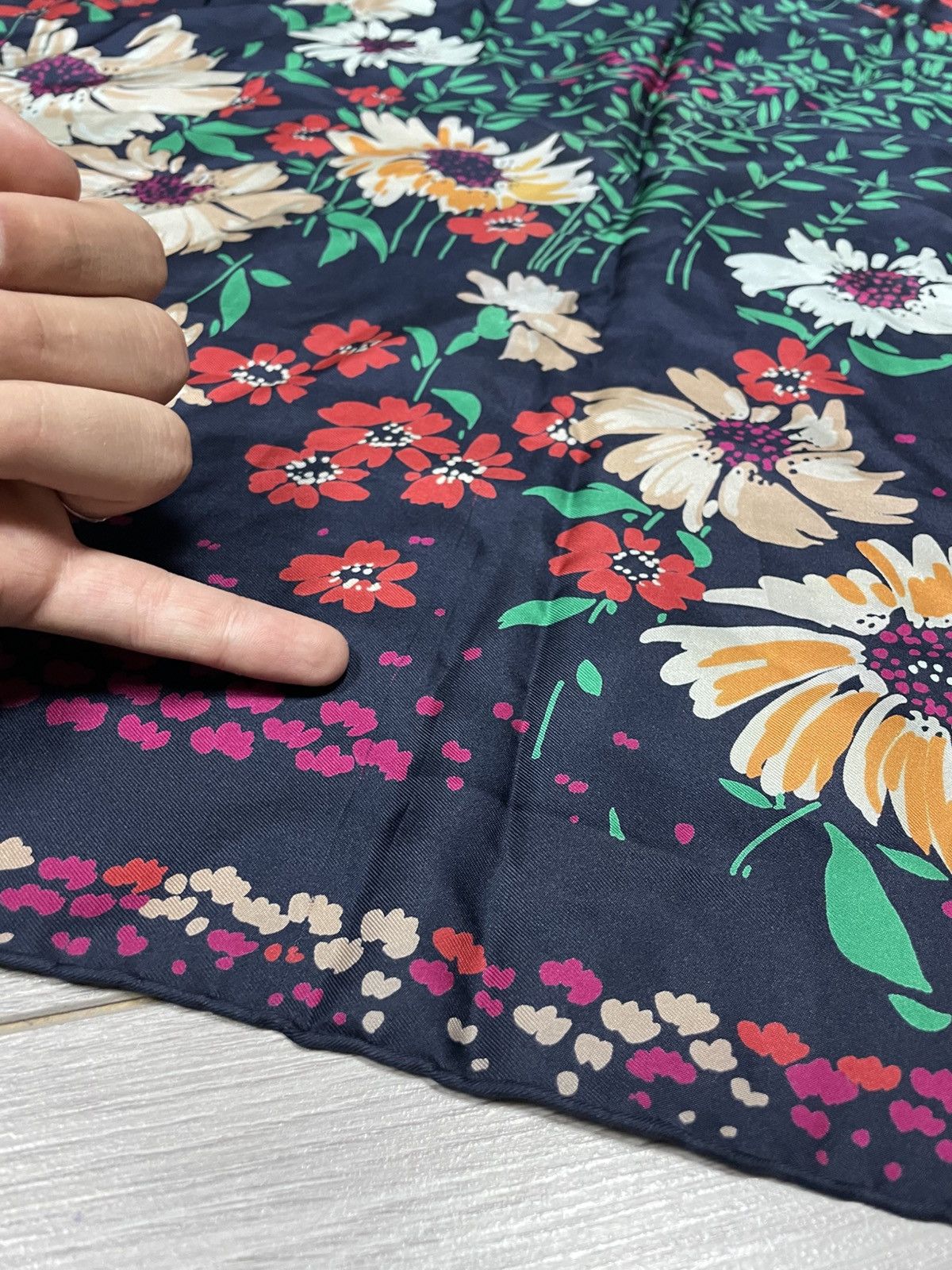 Christian Dior Monsieur Christian Dior flowers 💐 vintage silk floral France scarf Size ONE SIZE - 6 Thumbnail