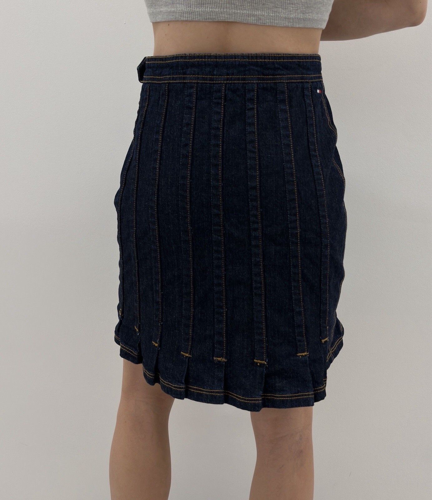 Tommy Hilfiger Vintage Tommy Hilfiger Denim Skirt Pleated Y2K 2000’s Size 2 Size 27" / US 4 / IT 40 - 5 Thumbnail