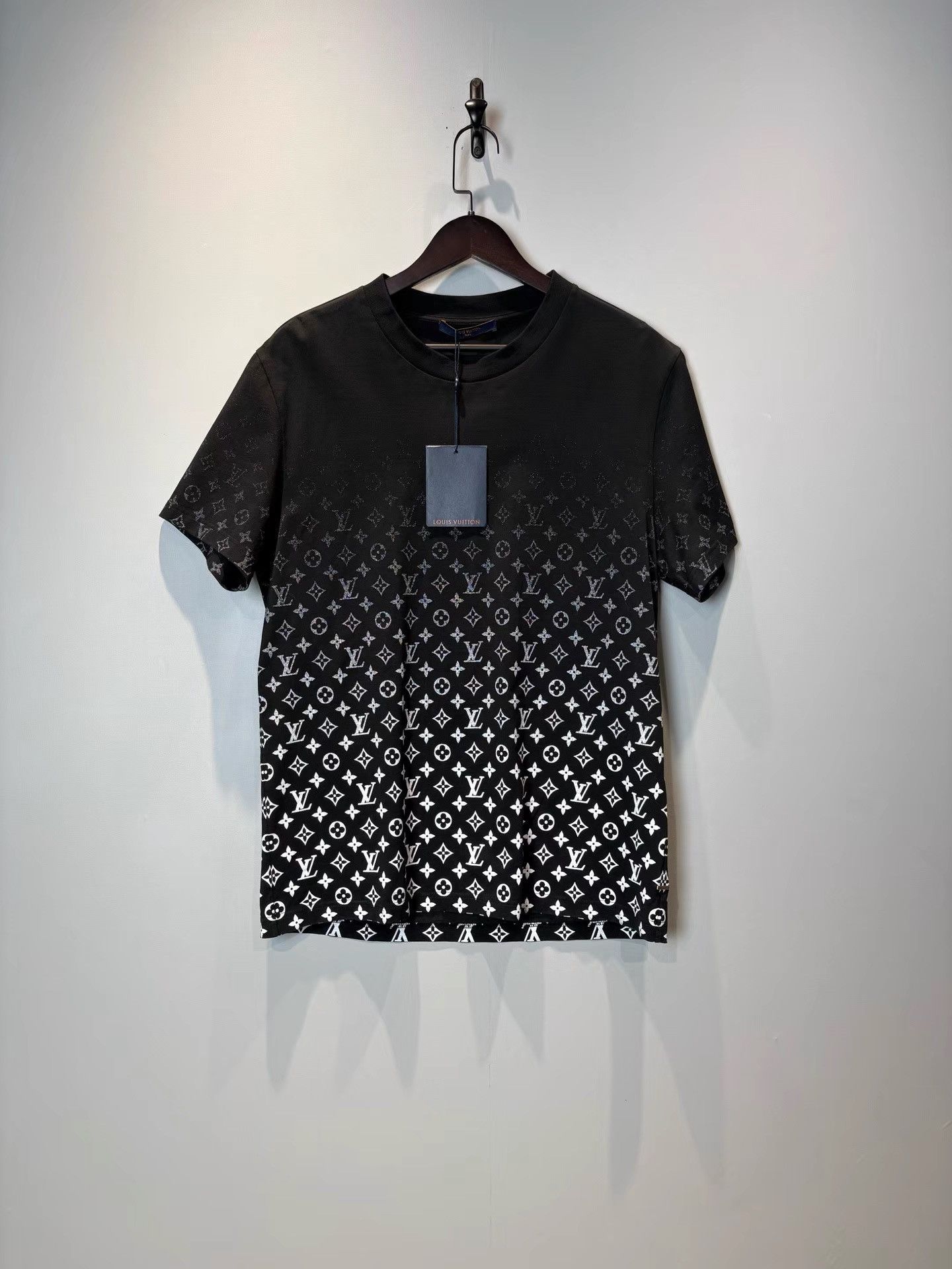Louis Vuitton Louis Vuitton Black White Gradient Print Short Sleeve K36 Size US L / EU 52-54 / 3 - 1 Thumbnail