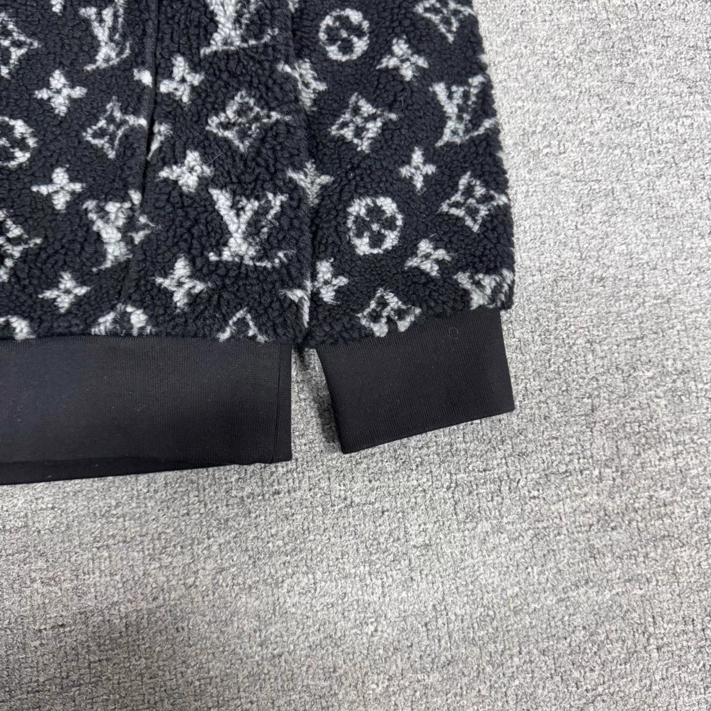 Louis Vuitton LV Monogram All Over Print Teddy Fleece Zip Jacket L Size L / US 10 / IT 46 - 4 Thumbnail