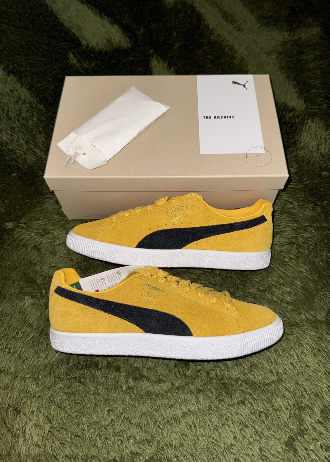 Puma [US 10] Puma Clyde OG Archive Yellow Black Suede Size US 10 / EU 43 - 1 Thumbnail
