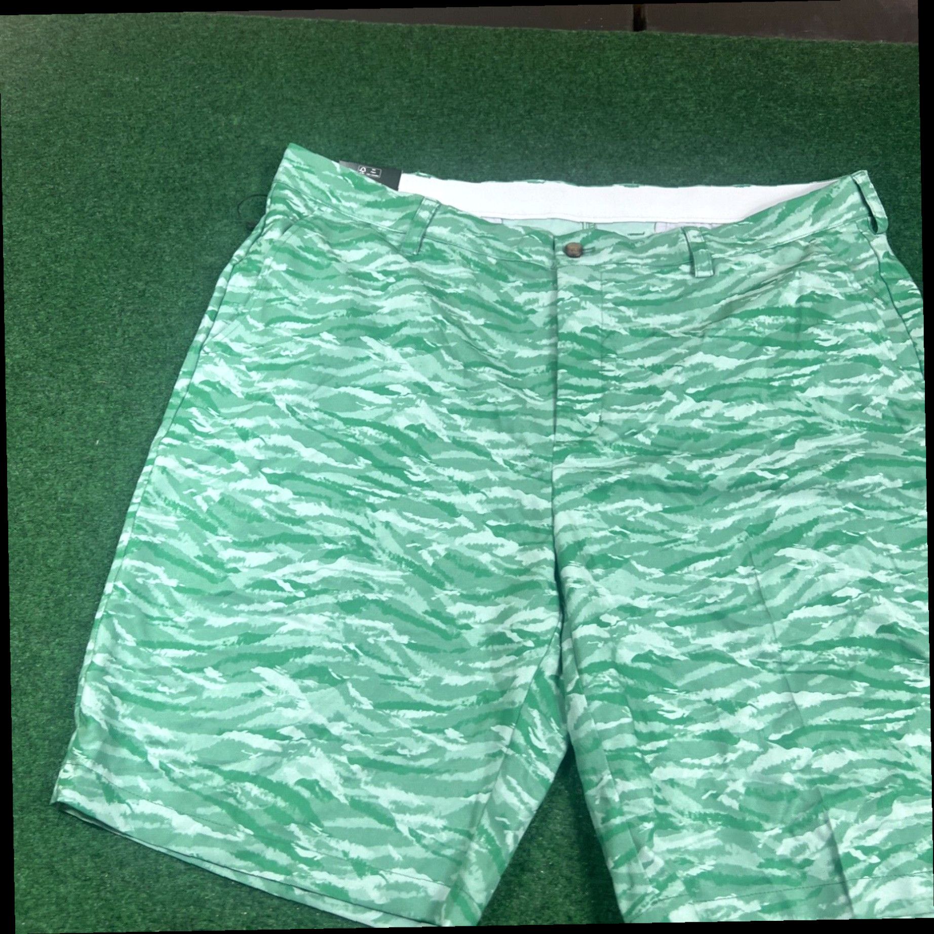 Vintage Greg Norman Shorts Mens 40 Green Camo Golf Chino Microlux Stretch NWT Size US 40 / EU 56 - 2 Thumbnail