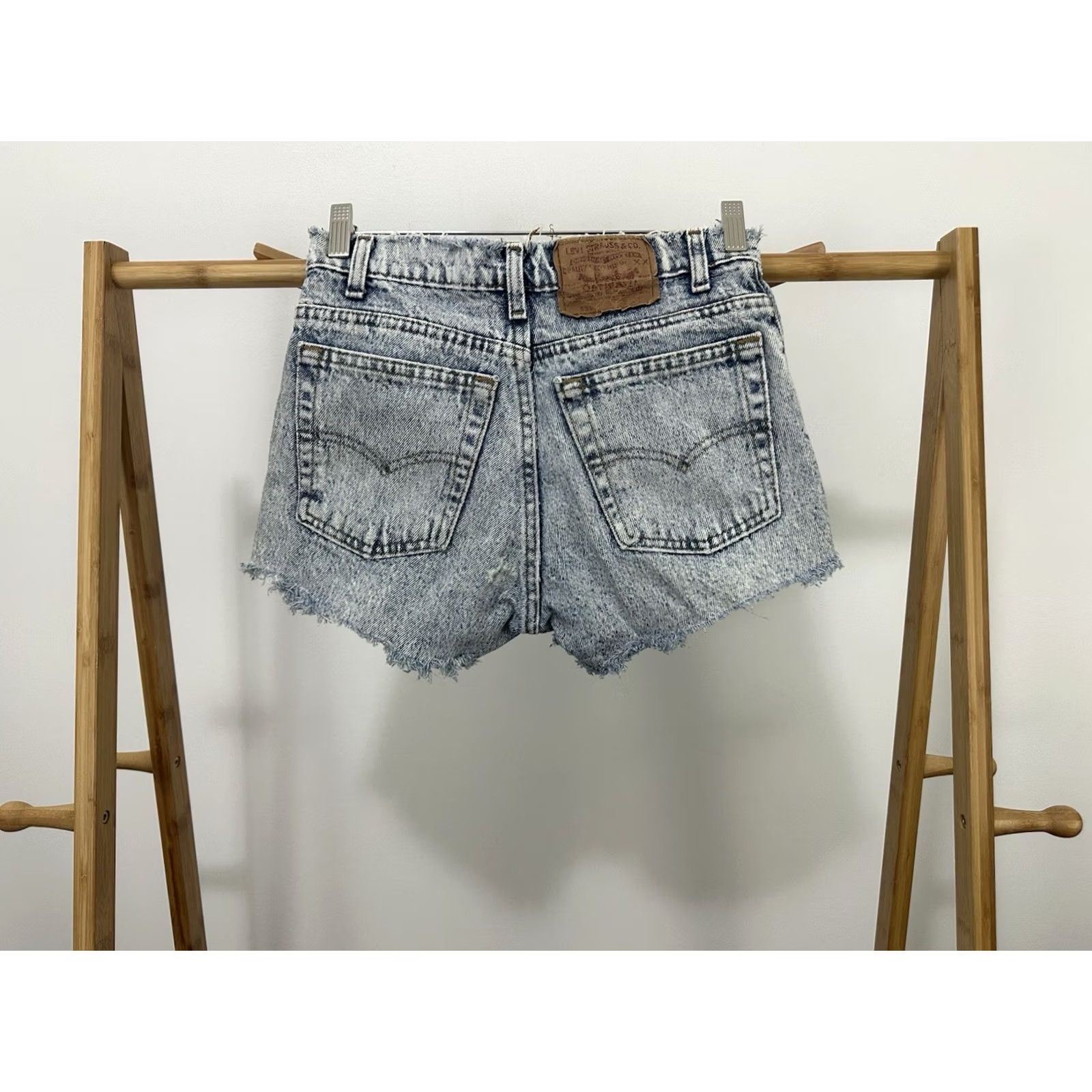 Levi's VTG Levi's 550 Women's Light Wash Booty Denim Shorts Size 28 Booty Cut-Off Distressed Blue Womens Jeans Shorts 28 Size 28" / US 6 / IT 42 - 2 Thumbnail