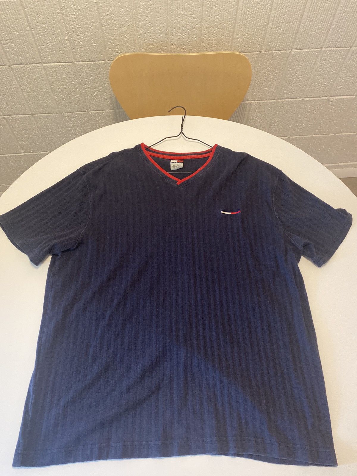 Tommy Hilfiger × Tommy Jeans × Vintage Tommy Jeans/Hilfiger VTG v-neck t-shirt size xl men’s Size US XL / EU 56 / 4 - 1 Thumbnail