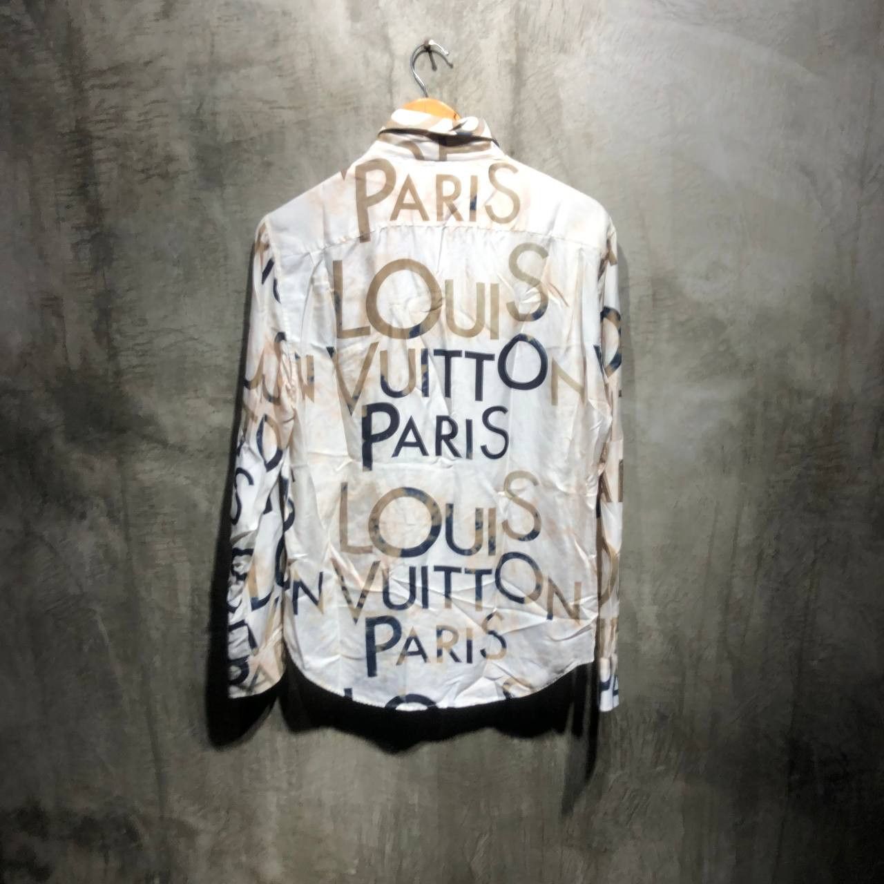 Louis Vuitton Louis Vuitton Logo All over print silk button down L/S shirt Size US M / EU 48-50 / 2 - 6 Thumbnail