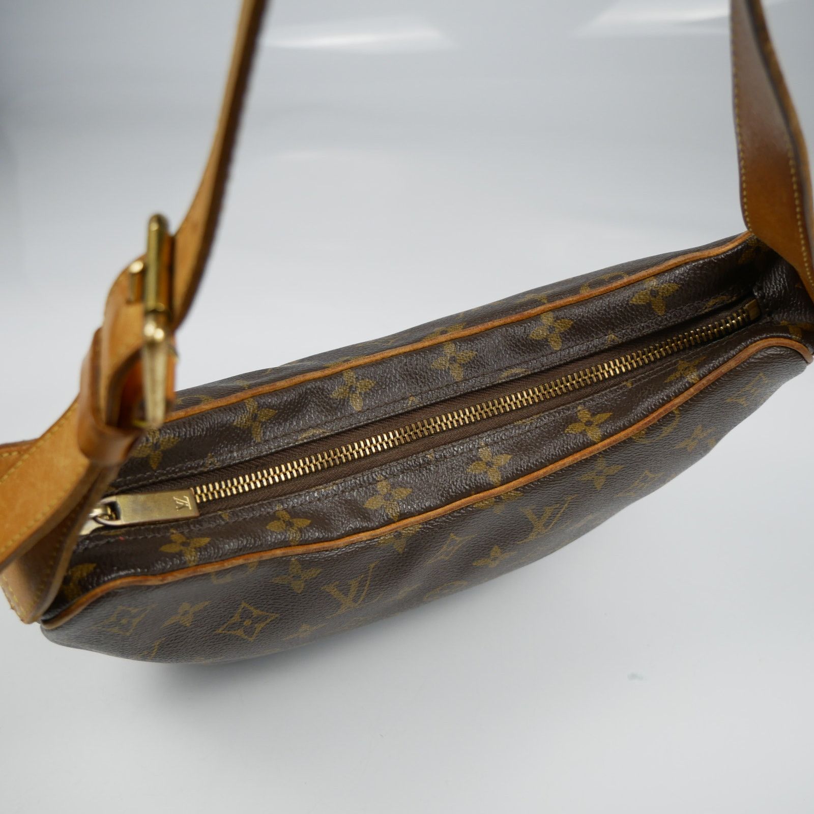 Louis Vuitton Louis Vuitton Croissant MM Bag Size ONE SIZE - 4 Thumbnail