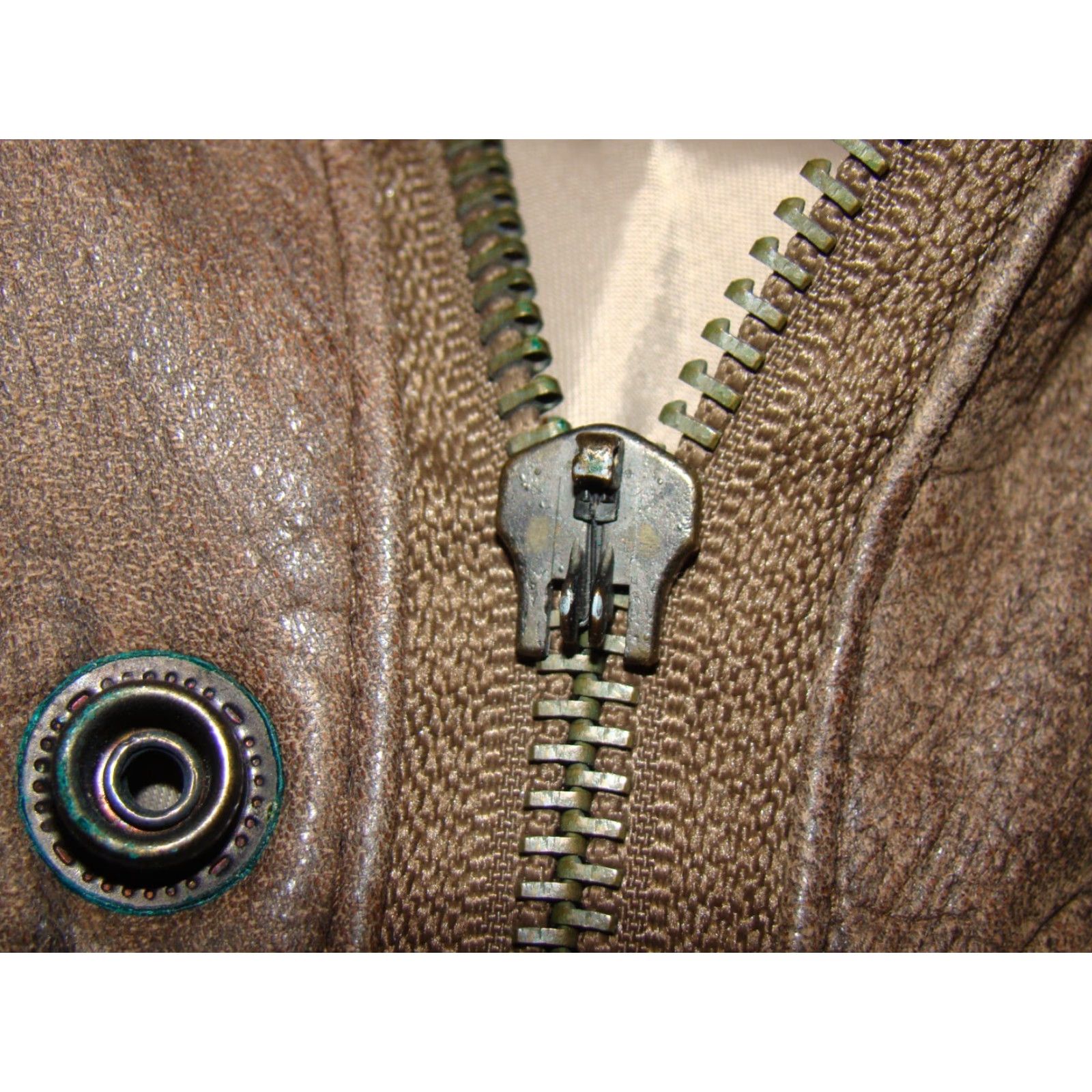 Vintage VINTAGE Adventure Bound Mens L Leather Bomber Jacket Short Brown Zip Snap Liner Removable Lining Epaulets Adjustable Cuffs 25" Armpit 22.5" Casual Size US L / EU 52-54 / 3 - 6 Thumbnail
