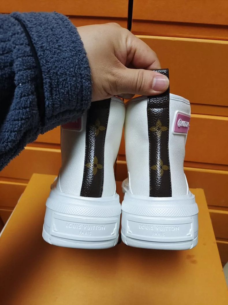 Louis Vuitton LV Women's White Athletic Sneakers Size 34.5-2507 Size US 4 / IT 34 - 8 Thumbnail