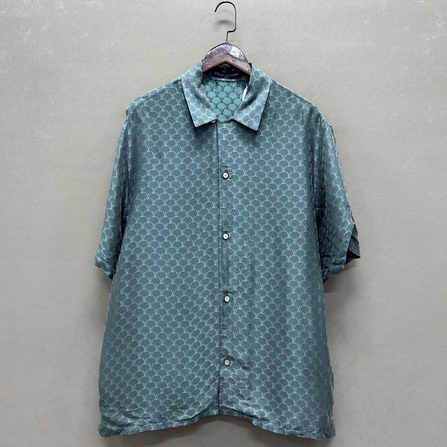 Louis Vuitton LV FW24 Silk Logo Allover Print Short Shirt L New Size US L / EU 52-54 / 3 - 1 Thumbnail