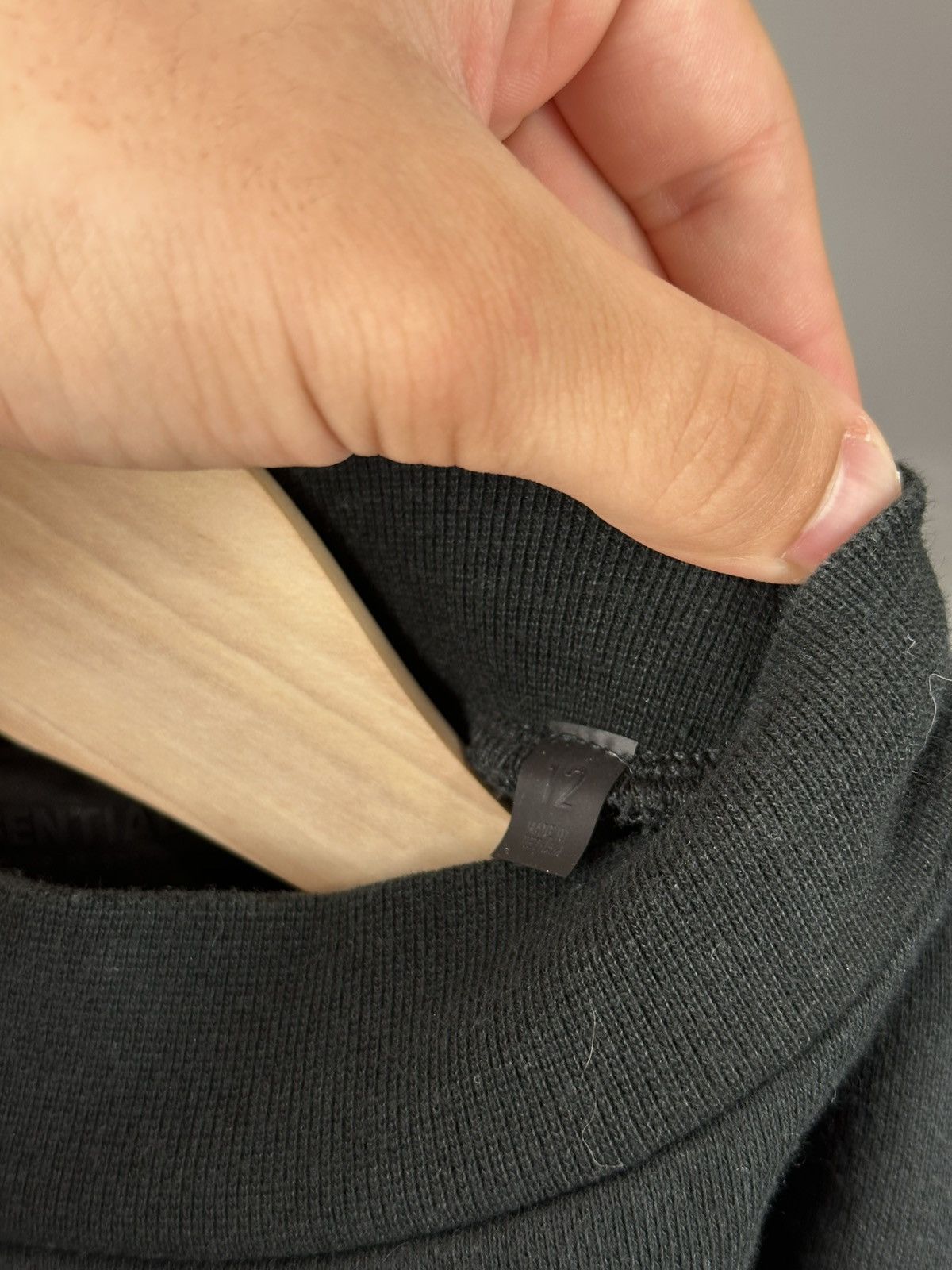 Fear of God Fear of God Essentials Big Logo Cropped Sweatshirt Size 12 Size M / US 6-8 / IT 42-44 - 7 Thumbnail