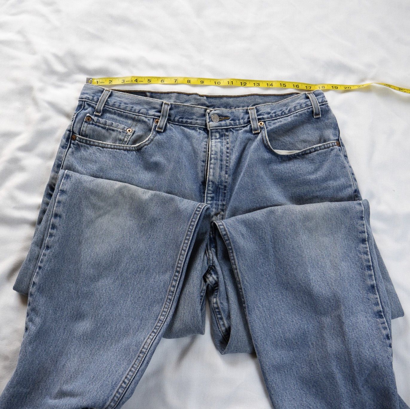 Levi's Vintage 1999 Levi’s 550 – W38 L34 – Relaxed Fit – Light Wash Size US 38 / EU 54 - 6 Thumbnail