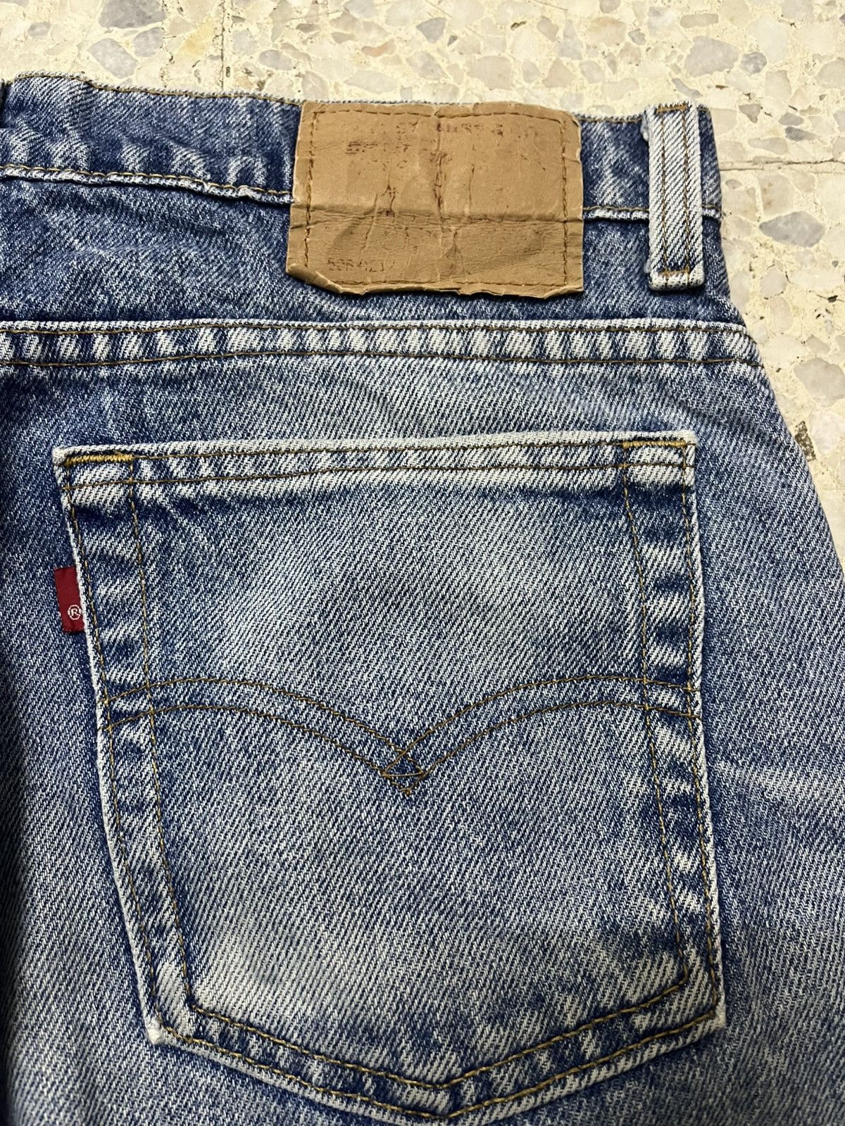 Levi's Vintage Clothing Vintage Levi’s 505 distressed 90s light blue wash jeans Size US 32 / EU 48 - 4 Thumbnail