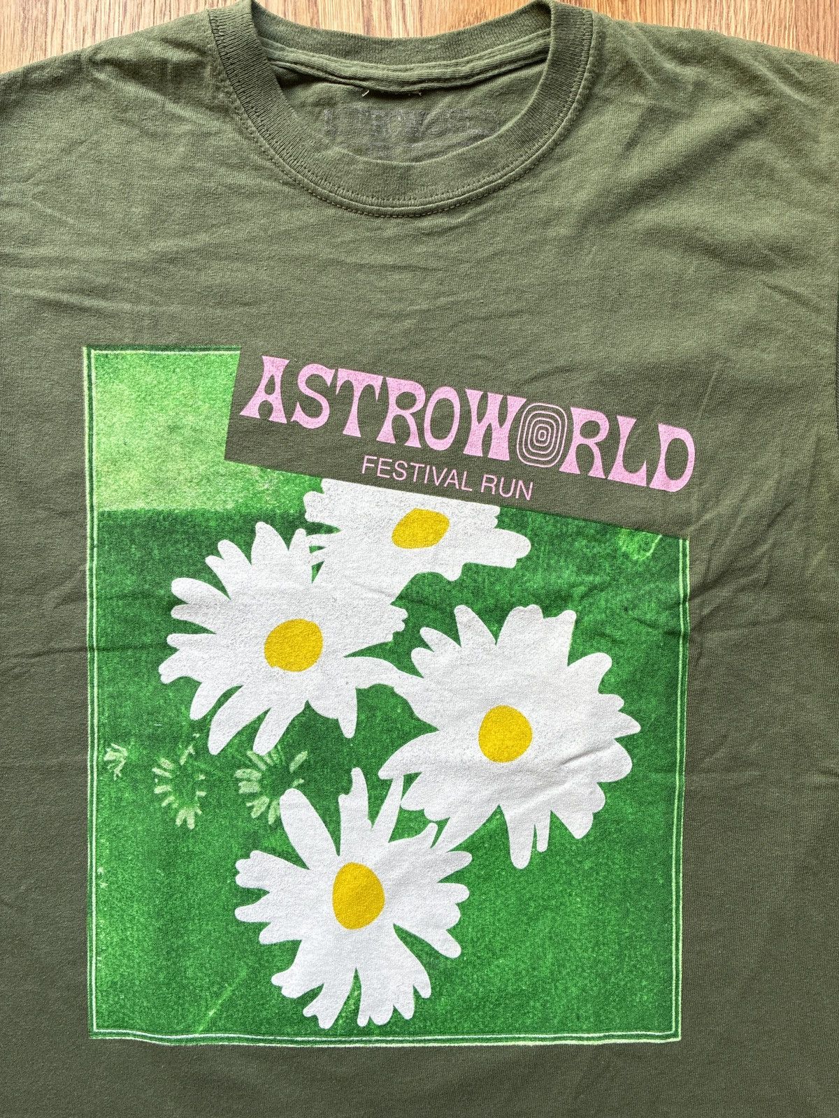Travis Scott Travis Scott Astroworld Festival Run Flower Tee Sz S Size US S / EU 44-46 / 1 - 1 Thumbnail