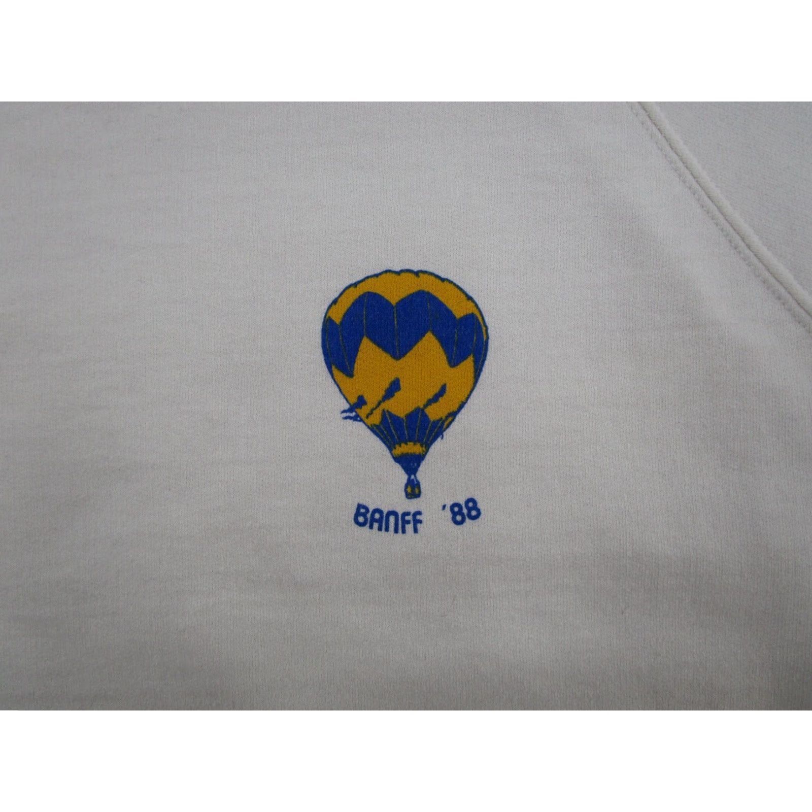 Vintage VINTAGE Banff Canada Balloon Graphic Raglan Sweatshirt Mens L White 80s 1988 Sports Hooded Pullover Baseball Crew Neck Cotton Shirt Size US L / EU 52-54 / 3 - 4 Thumbnail
