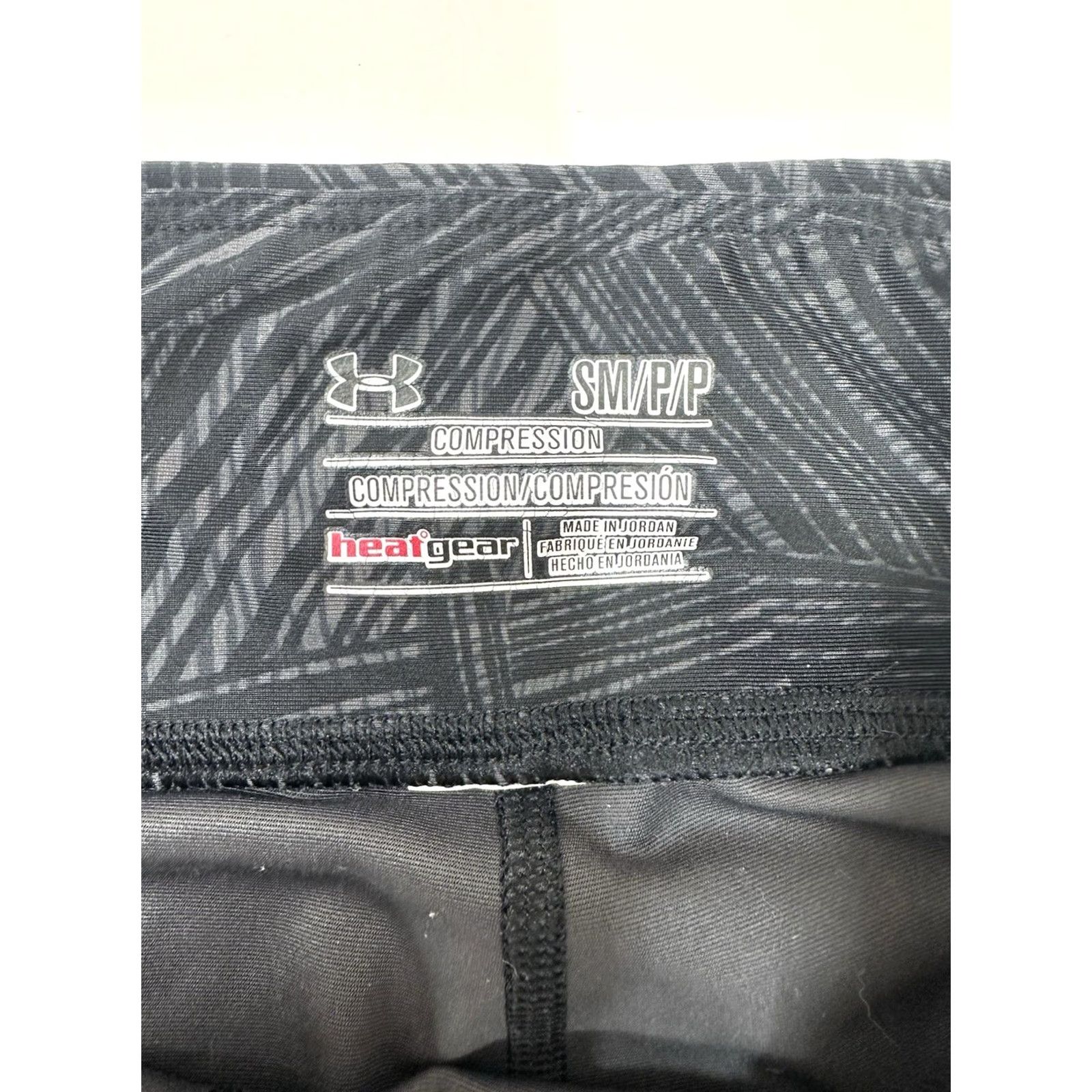 Under Armour Under Armour Womens Capris Size Small Black Grey Compression Legging Heatgear Capris Ladies S Black Grey Compression Legging Heatgear Size 28" / US 6 / IT 42 - 3 Thumbnail
