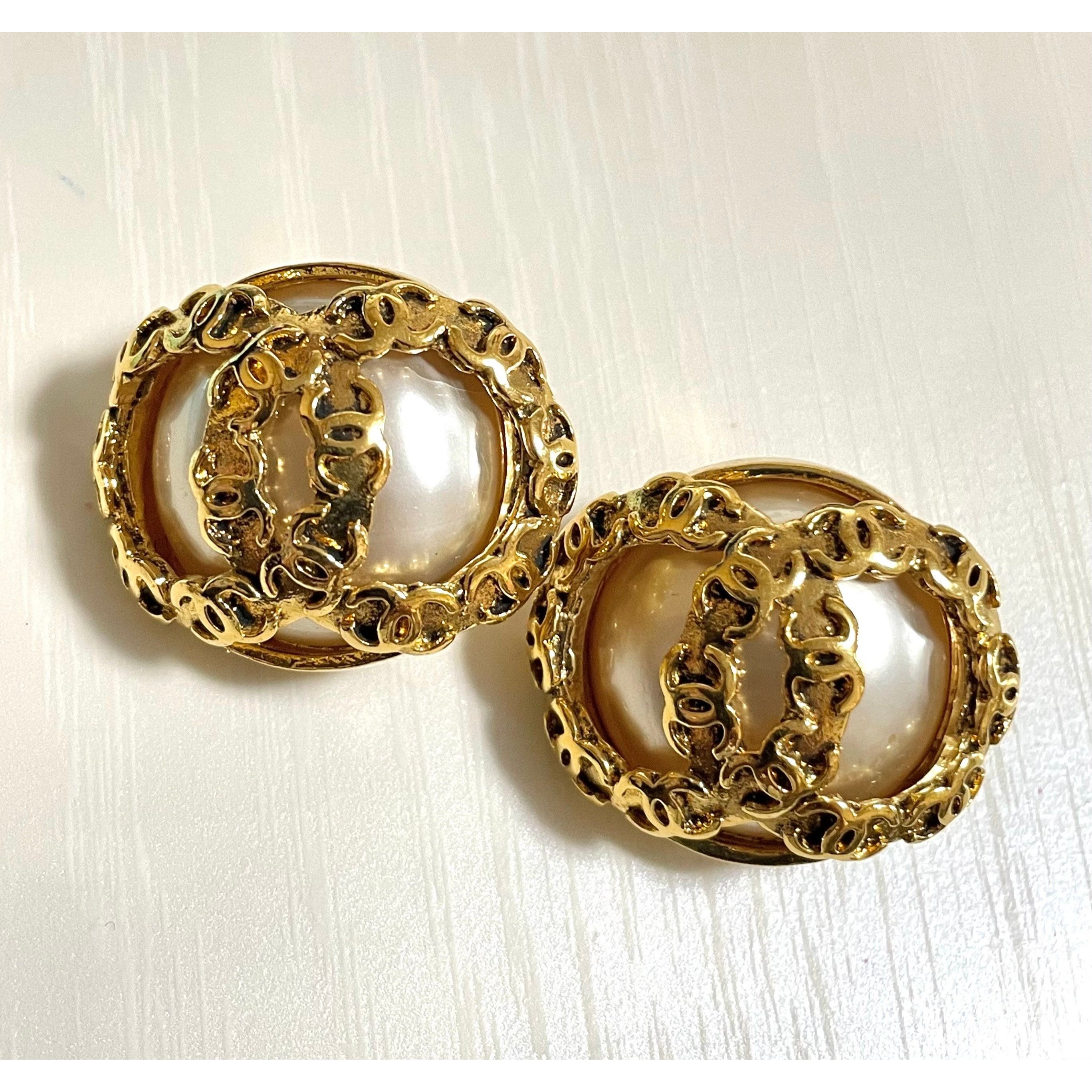 Chanel Vintage CHANEL large golden faux pearl CC earrings Size ONE SIZE - 9 Thumbnail