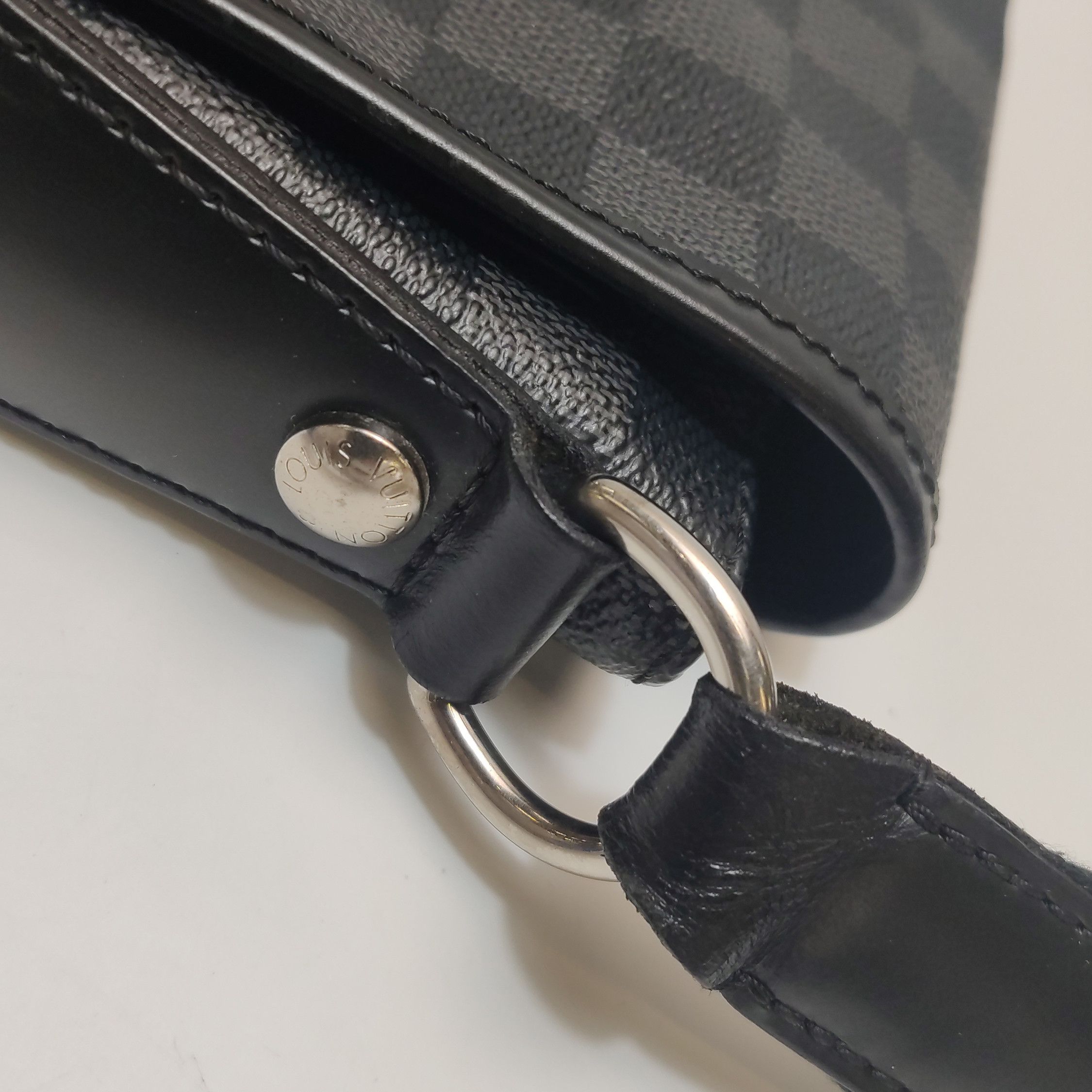 Louis Vuitton Louis Vuitton (LV) District leather checkerboard flap messe Size ONE SIZE - 1 Thumbnail