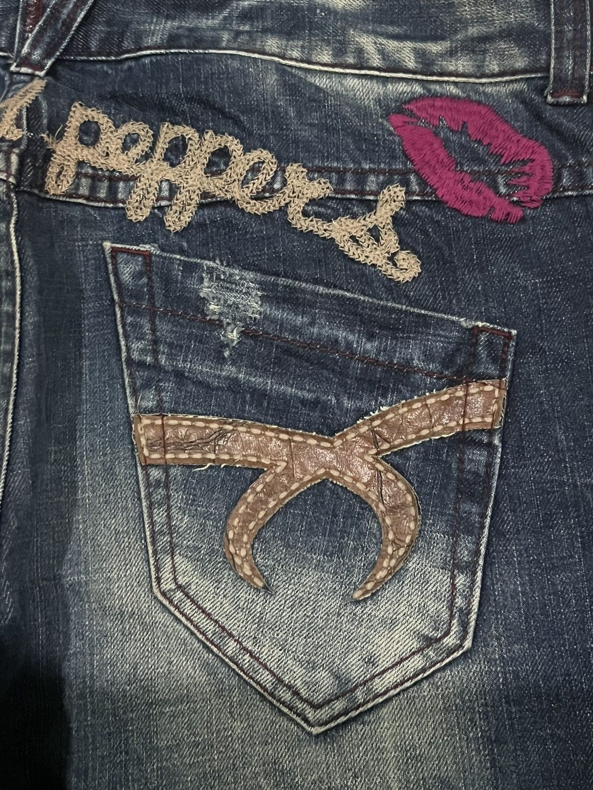 Le Grande Bleu (L.G.B.) Japanese Red & Pepper Slogan Red lips Embroidered Fade Jeans Size US 34 / EU 50 - 8 Thumbnail
