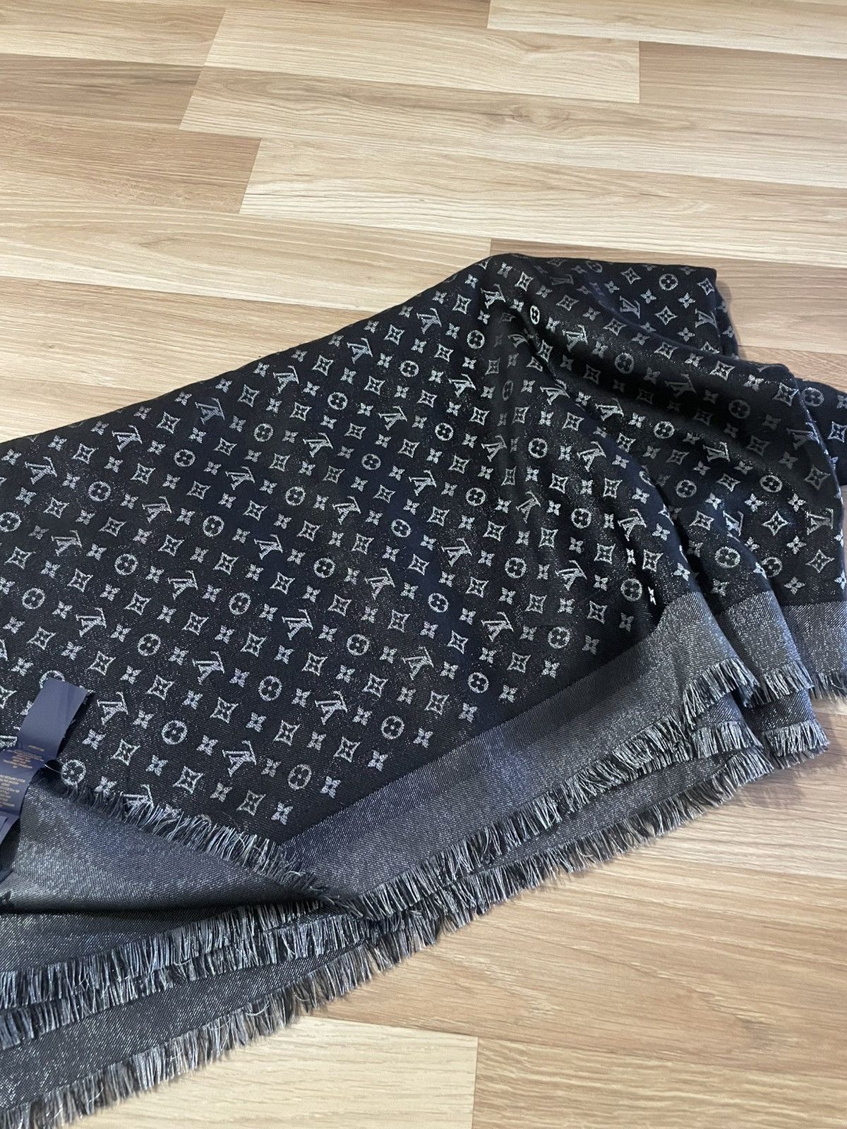 Louis Vuitton Louis Vuitton scarf(650€ in Paris store) Size ONE SIZE - 4 Thumbnail