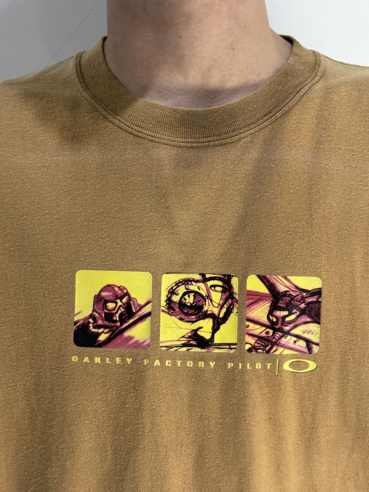 Oakley Vintage 1990s Oakley SunFaded Tshirt Size US L / EU 52-54 / 3 - 2 Thumbnail
