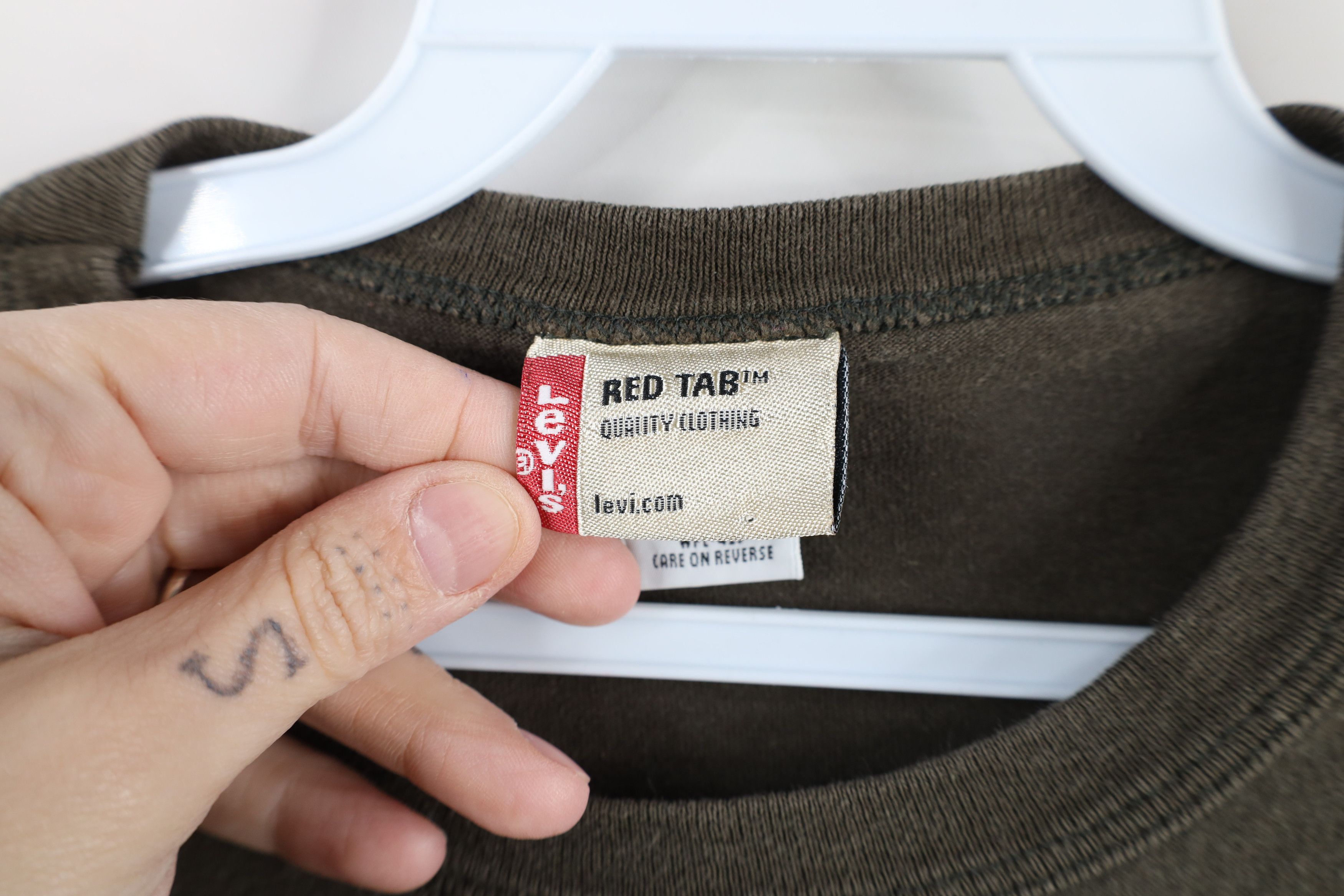 Levi's × Vintage Vintage Y2K 2000 Levis Spell Out Red Star T-Shirt Green USA Size US M / EU 48-50 / 2 - 7 Thumbnail