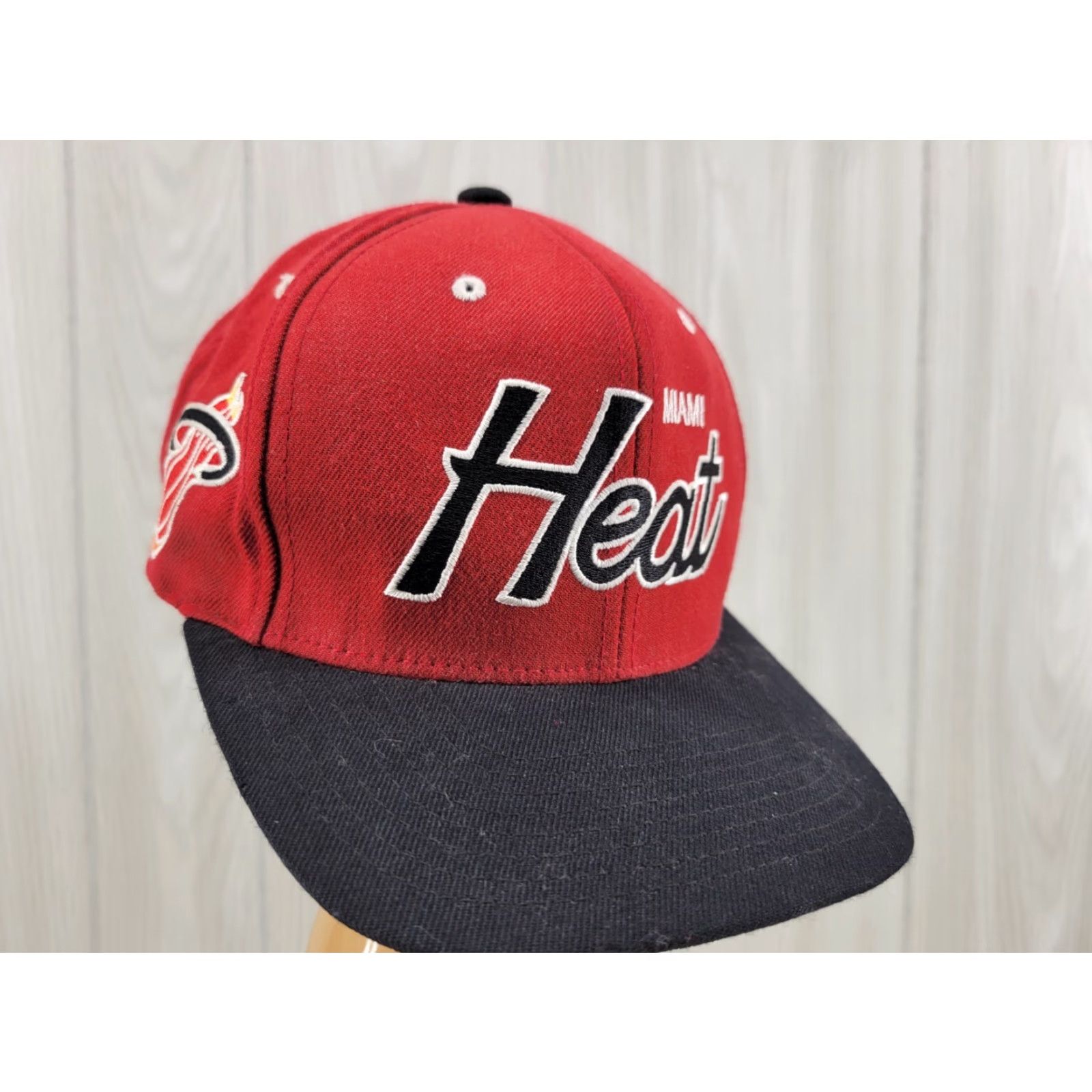 Mitchell & Ness Miami Heat Mitchell And Ness Embroidered Adjustable Snapback Cap Size ONE SIZE - 2 Thumbnail