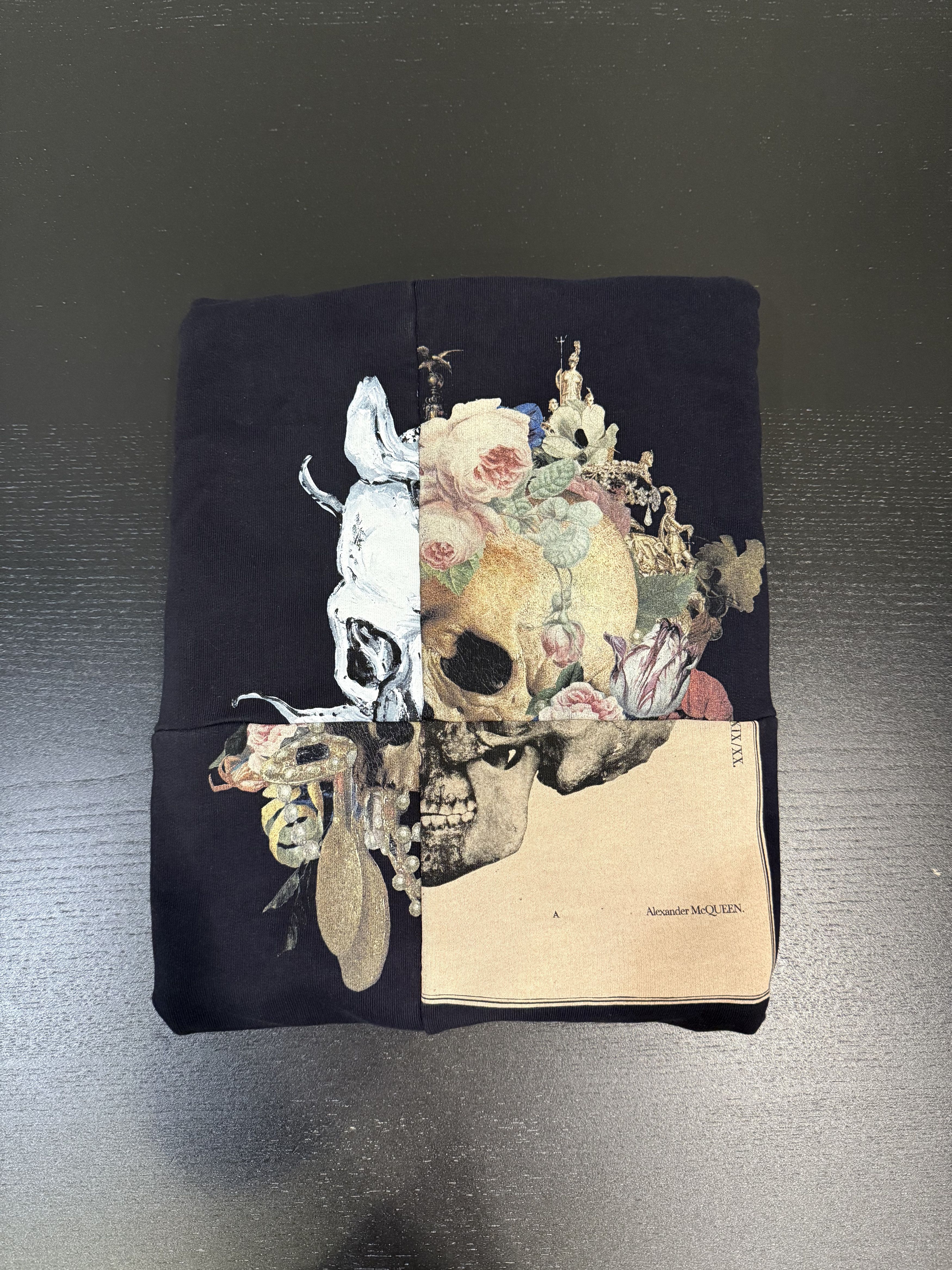 Alexander McQueen Alexander McQueen Navy Patchwork Skull Sweatshirt Size US XXL / EU 58 / 5 - 2 Thumbnail