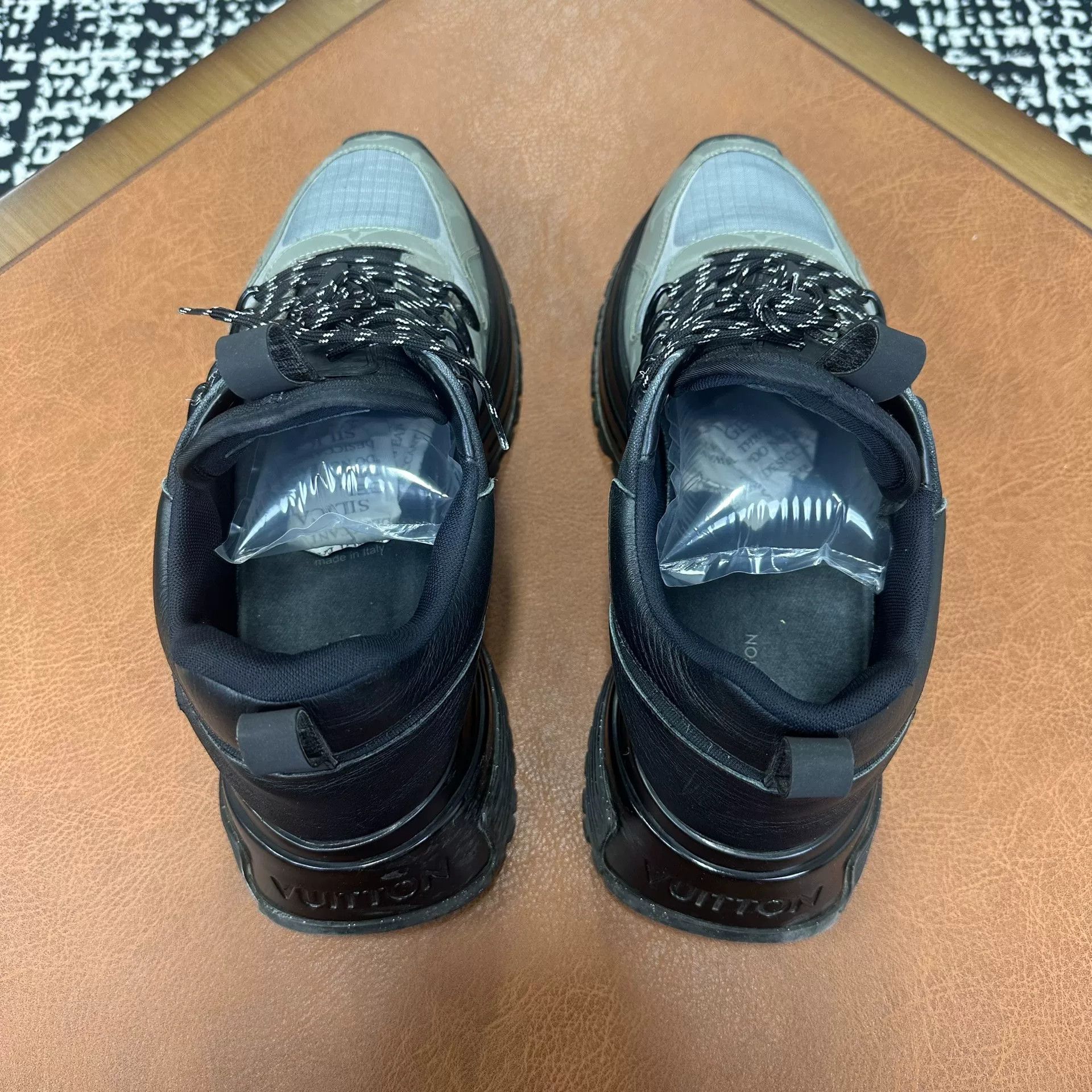 Louis Vuitton Louis Vuitton Lowtop Sneakers 8 Men Size US 8 / EU 41 - 1 Thumbnail