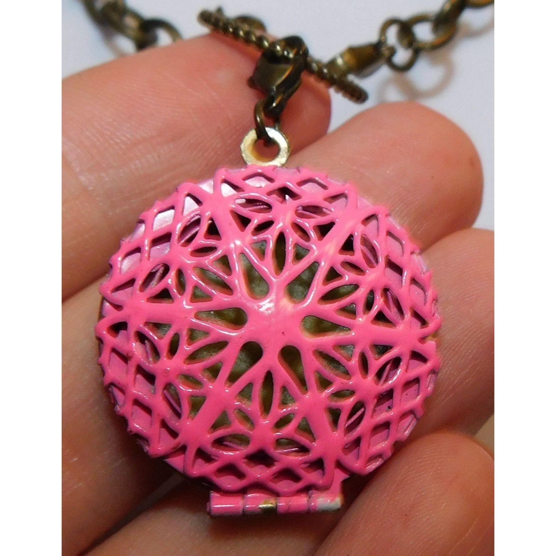 Other Floral Filigree Locket Necklace Gold Tone With Pink Enamel Size ONE SIZE - 2 Thumbnail
