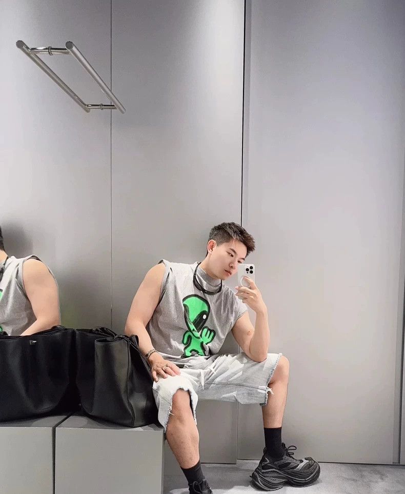 Balenciaga Balenciaga Alien smiling face luminous vest gray sleeveles Size US S / EU 44-46 / 1 - 9 Thumbnail