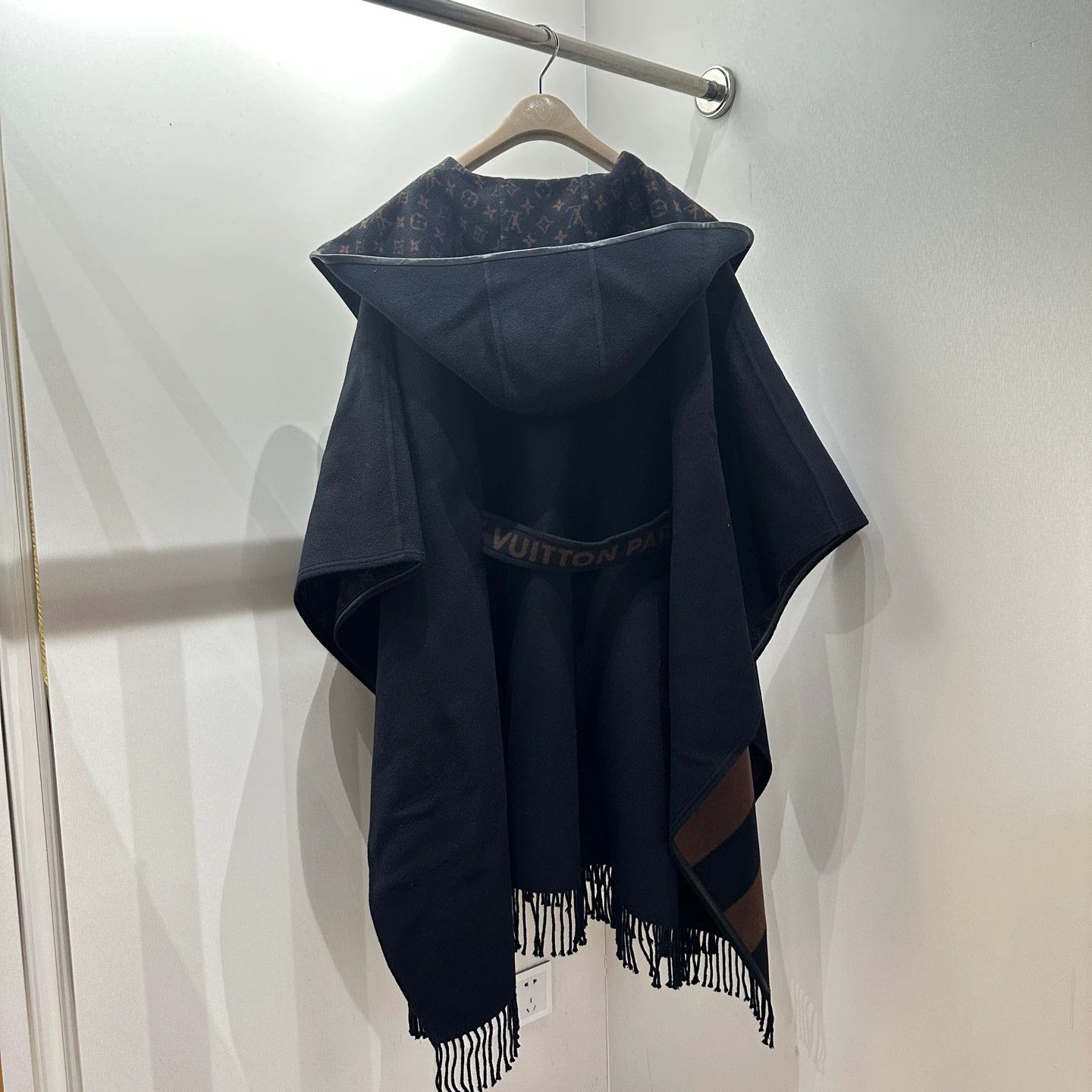Louis Vuitton Louis Vuitton Cashmere Fringe Cape Coat 36 Size XS / US 0-2 / IT 36-38 - 2 Thumbnail