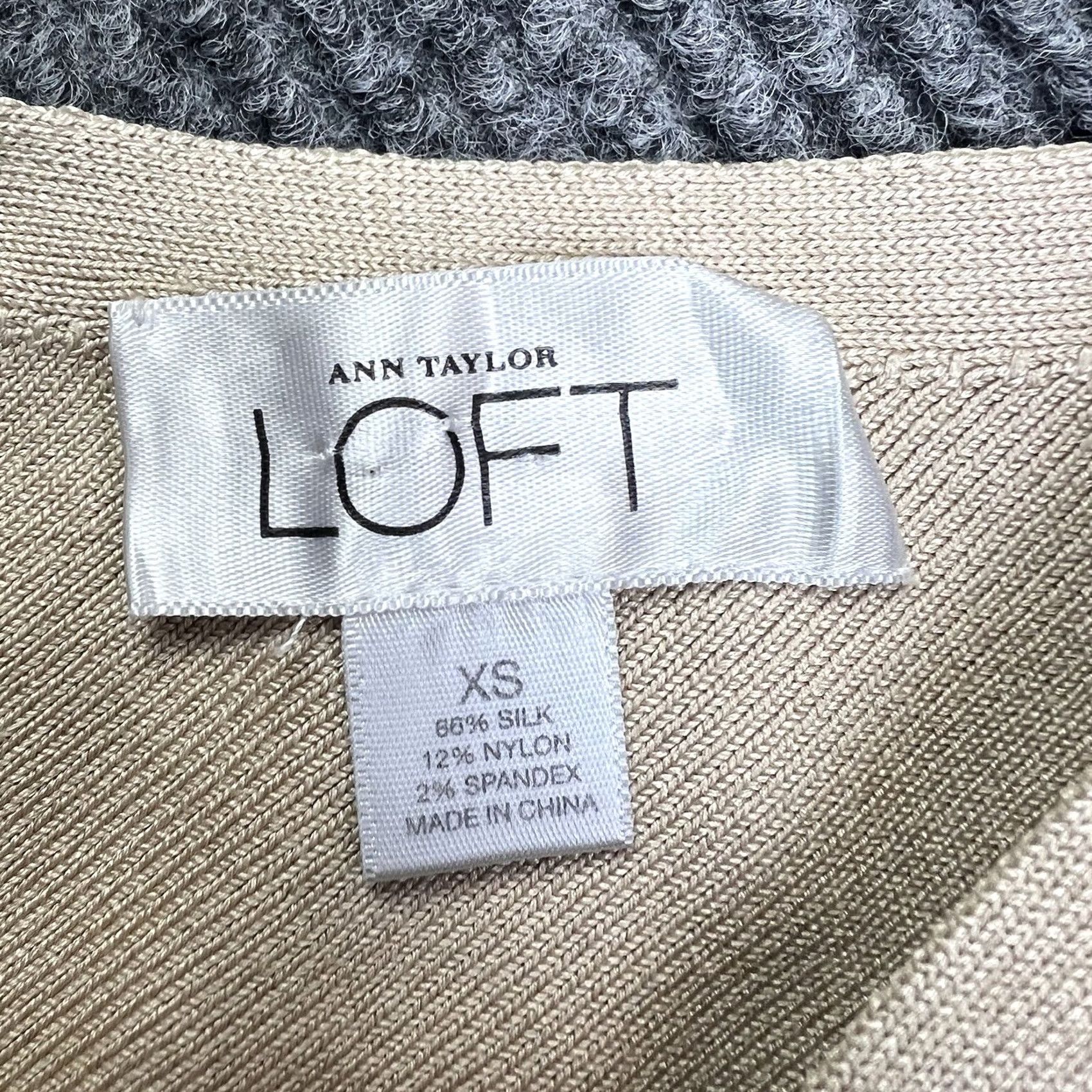 Ann Taylor VINTAGE? No, use original: Ann Taylor Loft V-Neck Flattering Stretch Fit Shirt Women’s XS Beige 3/4 Sleeve Size XS / US 0-2 / IT 36-38 - 3 Thumbnail