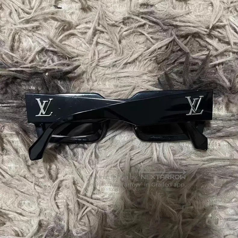 Louis Vuitton Louis Vuitton Black Gold Sunglasses Size ONE SIZE - 2 Thumbnail