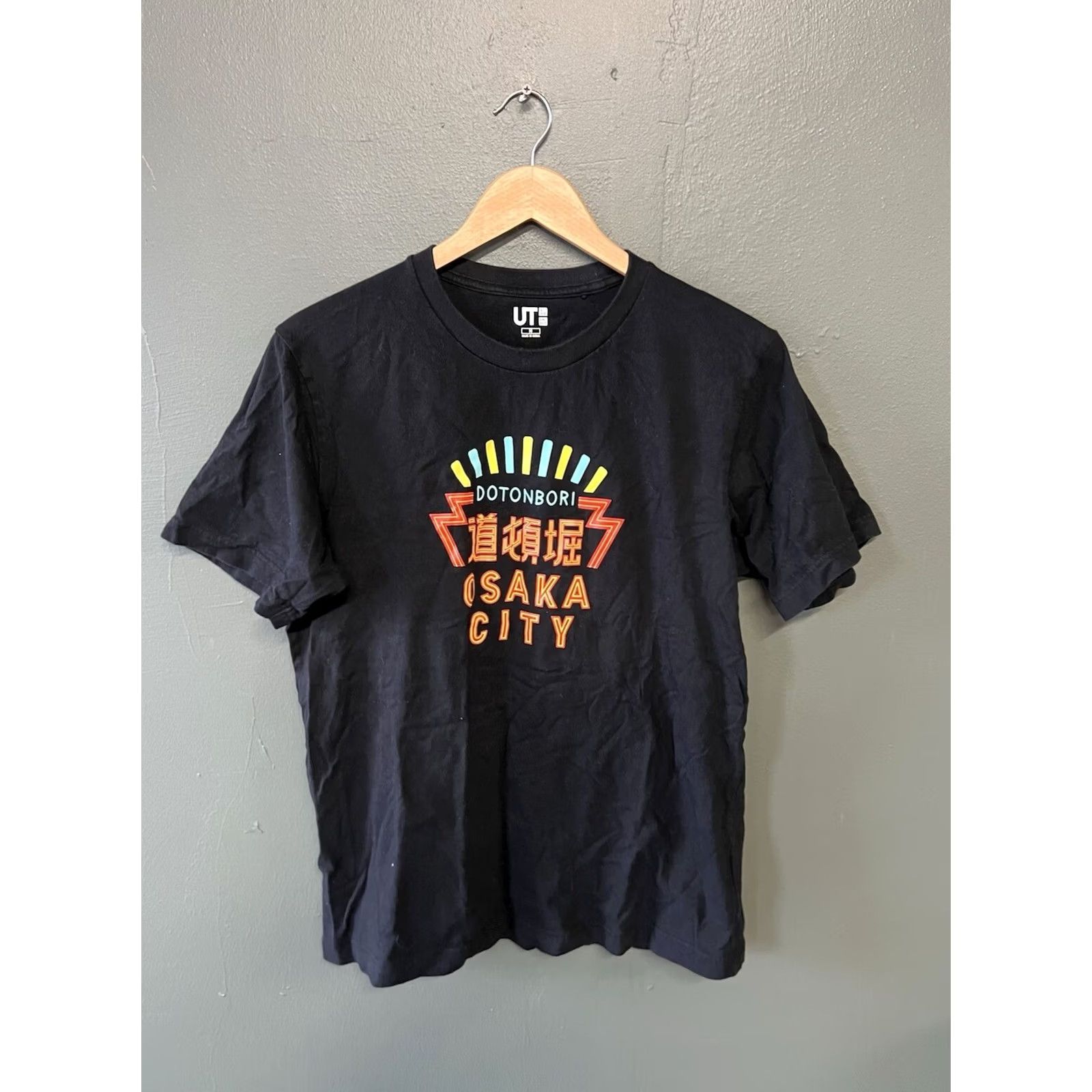 Uniqlo Uniqlo T-Shirt Black Cotton Short Sleeve Graphic Tee Unisex Adults M Dotonbori Osaka City Pattern Size US 31 - 2 Thumbnail