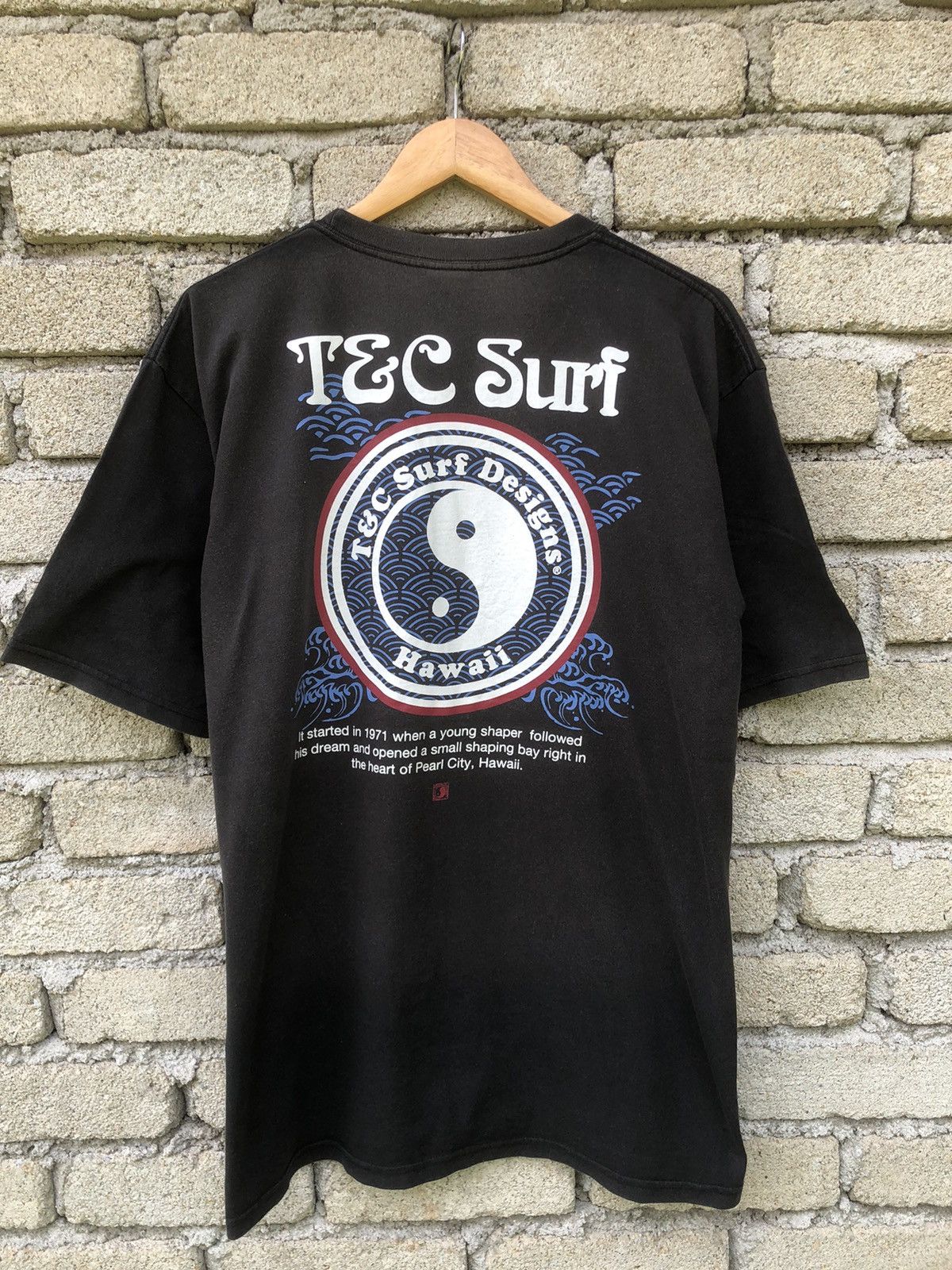 Vintage Y2K Sunfaded T&C Surf Design Hawaii Backhit Tshirt