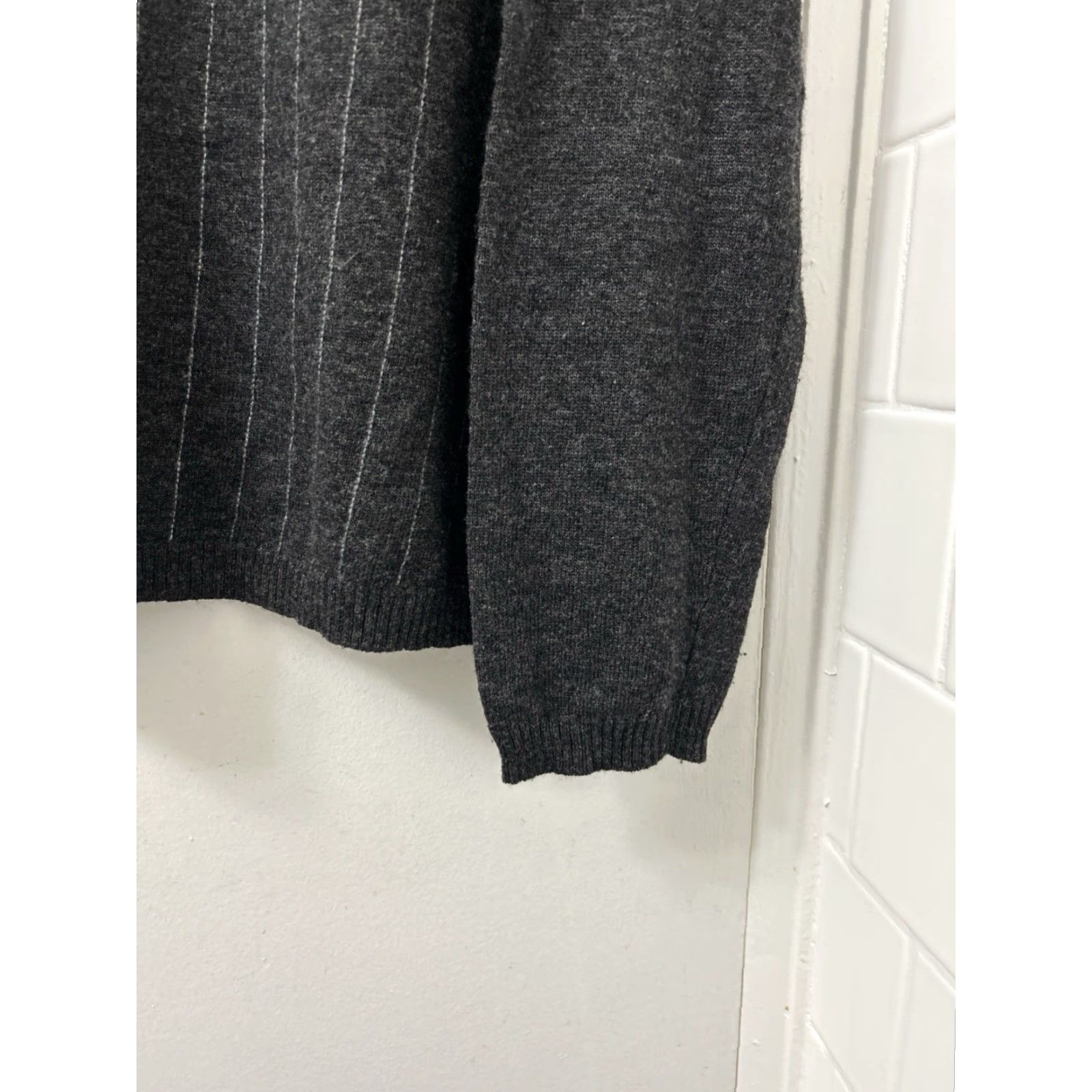 Banana Republic Banana Republic Sweater Mens L Gray 100% Merino Wool V-Neck Pinstripe L/S 2003 Size US L / EU 52-54 / 3 - 6 Thumbnail