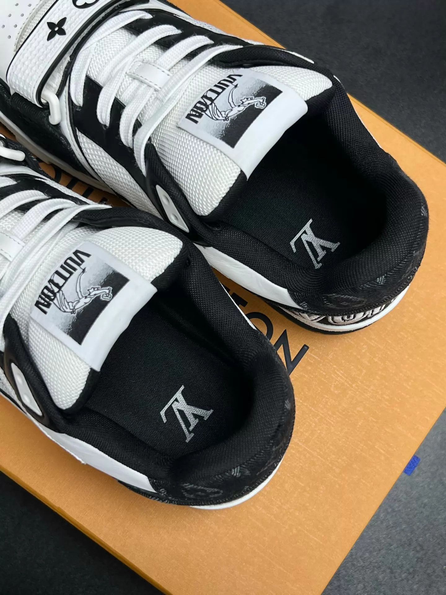 Louis Vuitton LV TRAINER Black & White Velcro UK8.5/42.5 OG Box Near Mint Size US 9.5 / EU 42-43 - 4 Thumbnail