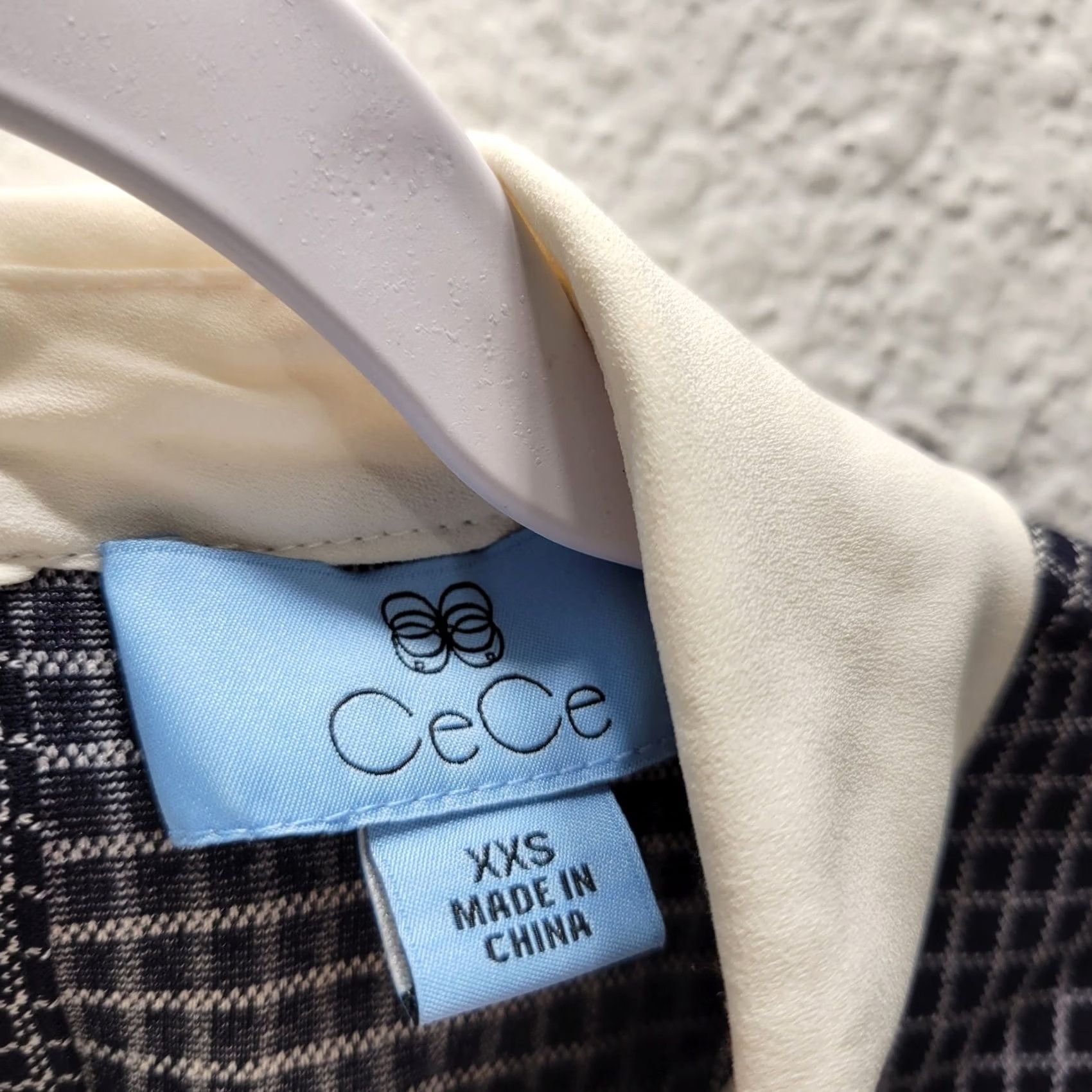 Vintage CeCe Blouse Shirt Short Sleeve Cold Shoulder Tie Neck Collared Black Beige Rayon Blend XXS Womens Size XXS / US 00 / IT 34 - 3 Thumbnail