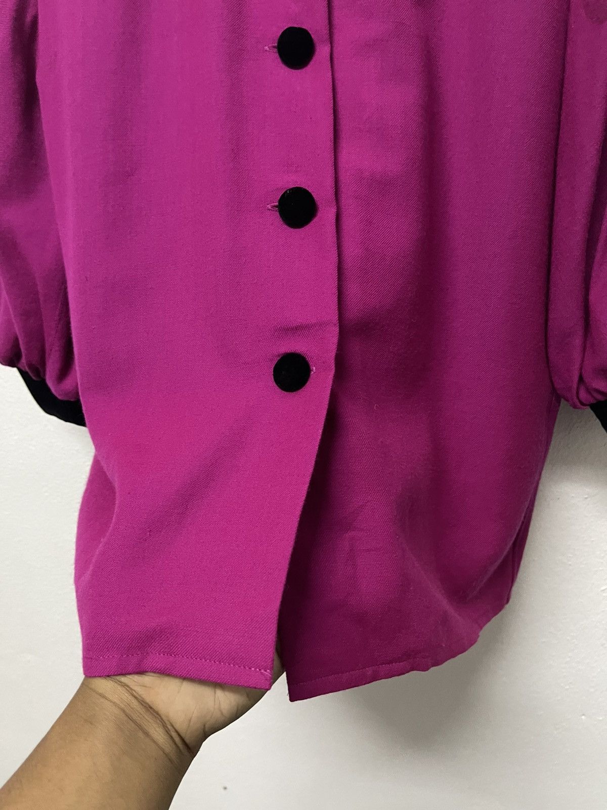 Yves Saint Laurent 1990s YVES SAINT LAURENT MAGENTA BLOUSE VELVET COLLAR RARE Size M / US 6-8 / IT 42-44 - 8 Thumbnail