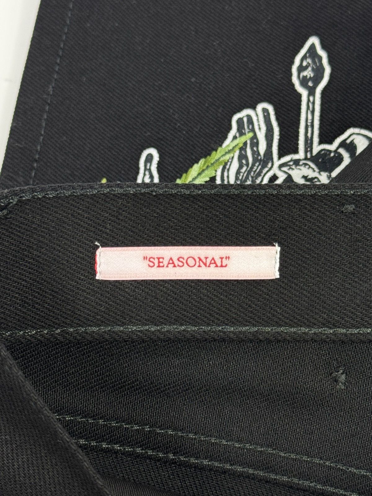 EMBROIDERED GREEN LEAF DETAILED JEANS