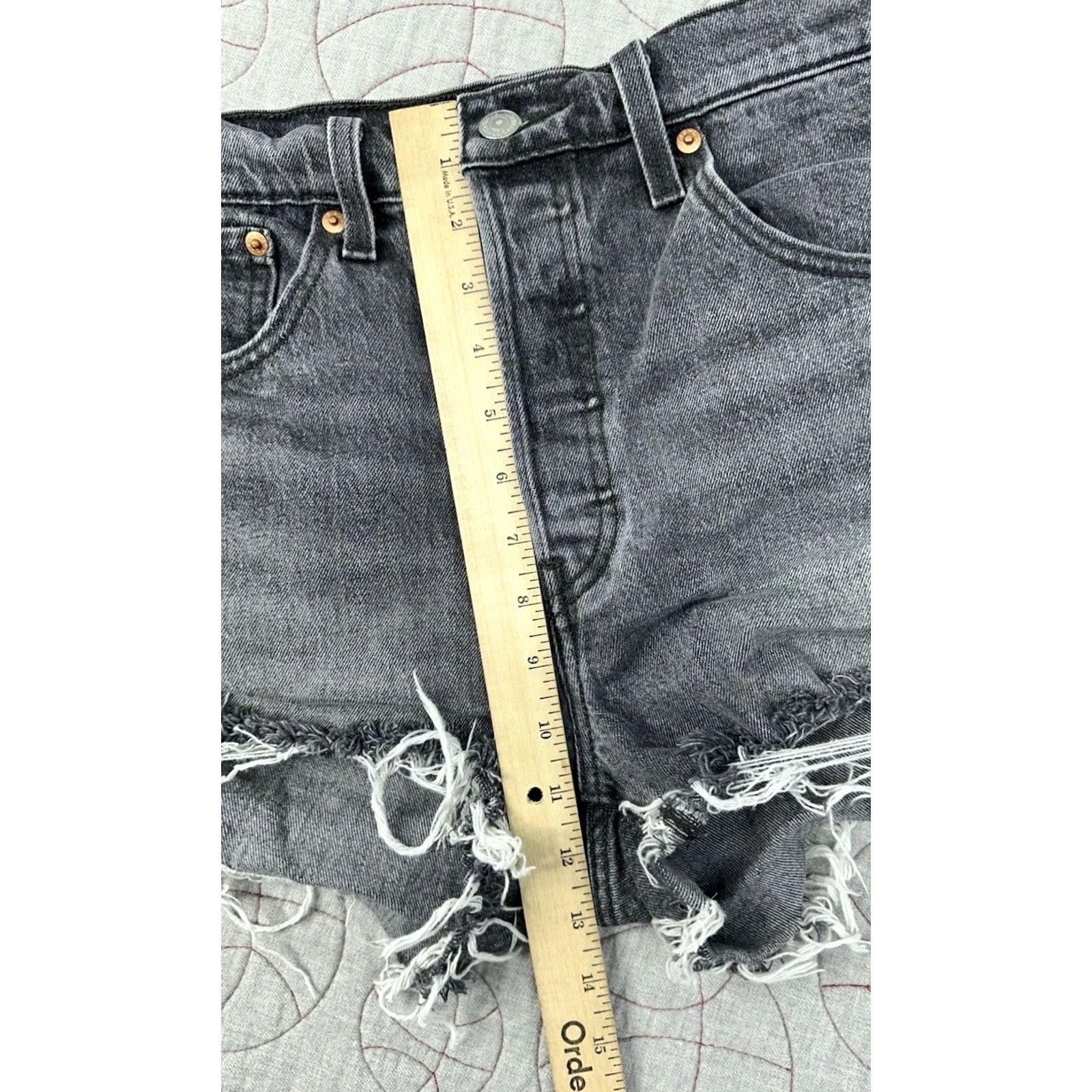 Levi's Levi’s 501 Classic Fit Distressed Denim Shorts Faded Black Women’s 30 Cut-Off Shirts Womens 30 Levi’s Size 30" / US 8 / IT 44 - 7 Thumbnail