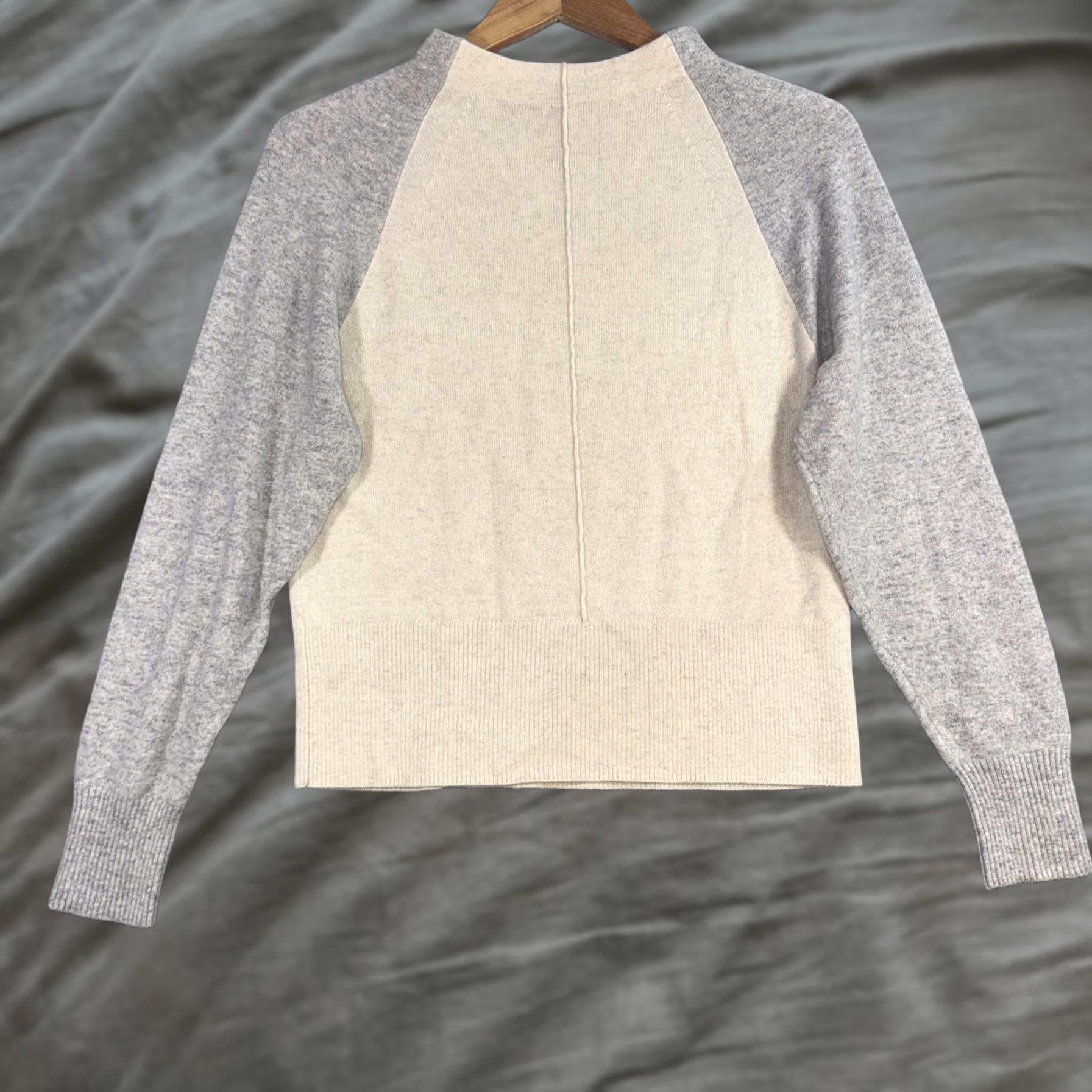 Vince Vince Sweater Womens XS White Gray 100% Cashmere Raglan Crewneck Pullover Size XS / US 0-2 / IT 36-38 - 1 Thumbnail