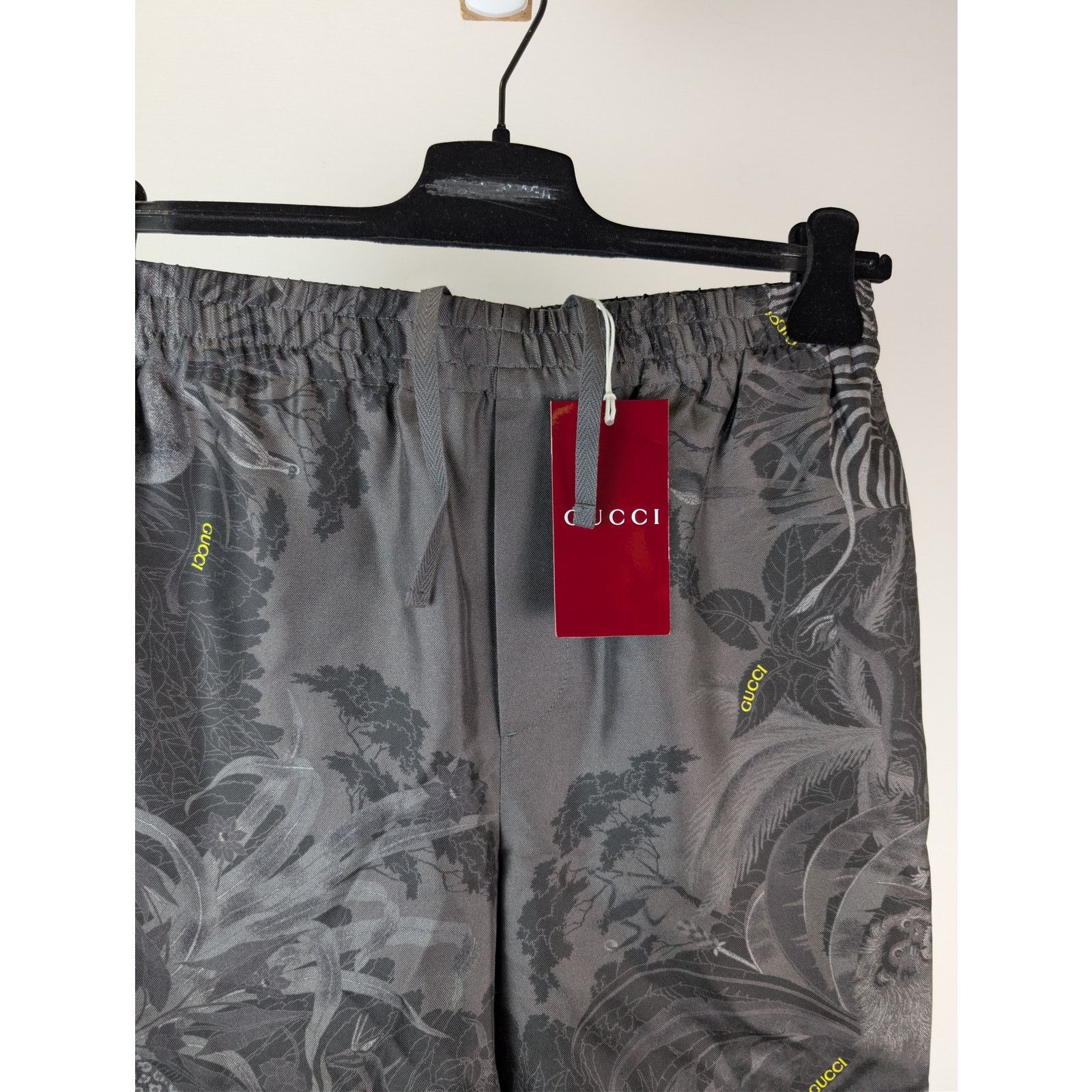 Gucci o1rshd1 Flora & Fauna Print Silk Shorts in Anthracite Gray Size US 32 / EU 48 - 8 Thumbnail
