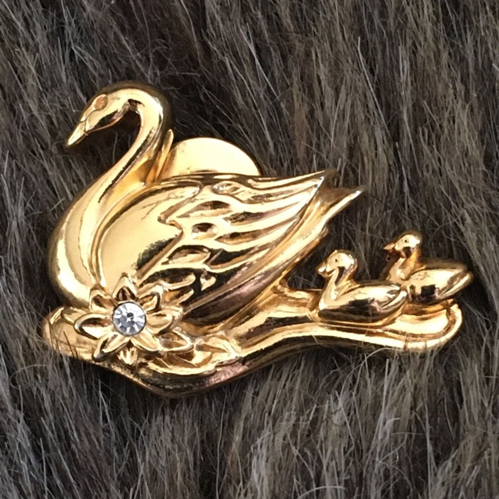 Vintage Vintage Avon 1992 gold tone swan family brooch pin Size ONE SIZE - 1 Thumbnail